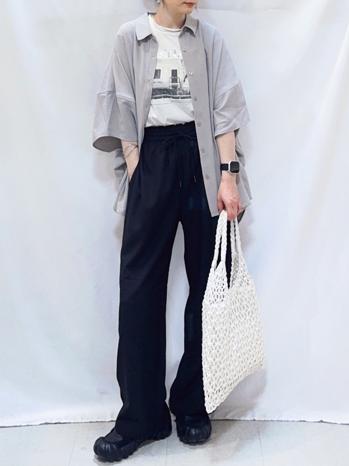 𝐇𝐢𝐫𝐨𝐦𝐢さんの「SHOO･LA･RUE｜【高レビュー/洗濯後しわになりにくい/体型カバー】きちんとゆるっと 大人の抜け感 ポンチョ風カラーシ」を使ったコーディネート