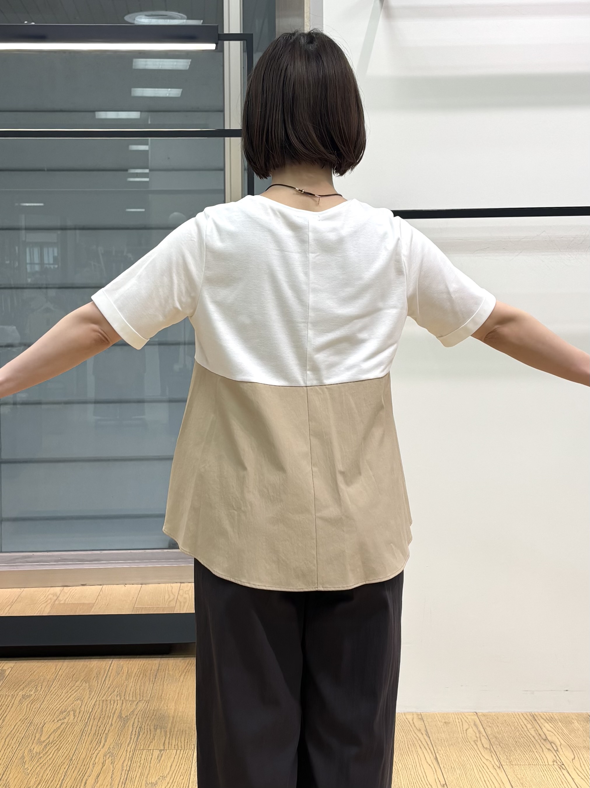 asamiさんの「INDIVI｜【バックシャン】異素材ドッキングプルオーバー」を使ったコーディネート
