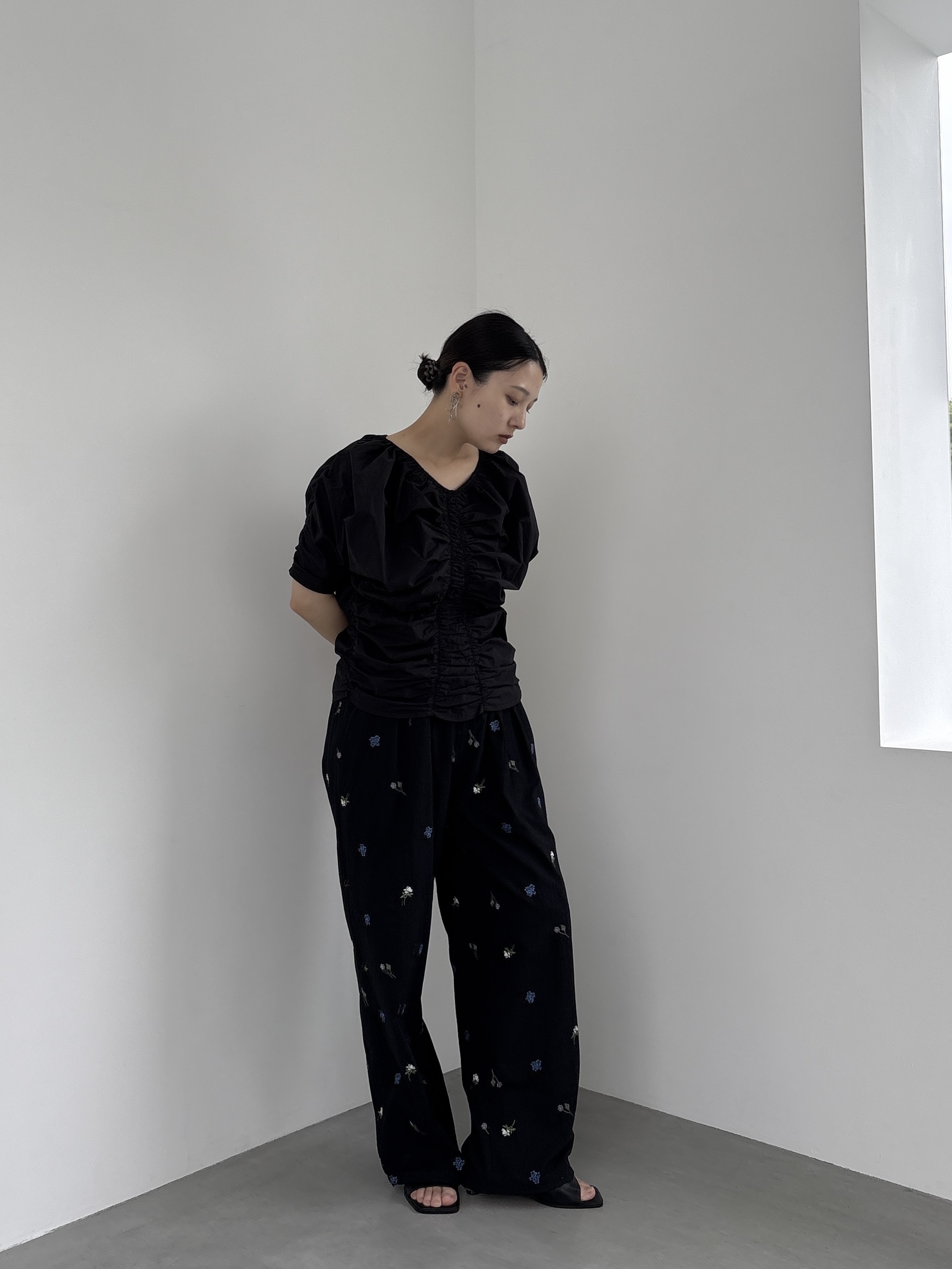ayanoさんの「INDIVI｜シャーリングオフショルブラウス」を使ったコーディネート