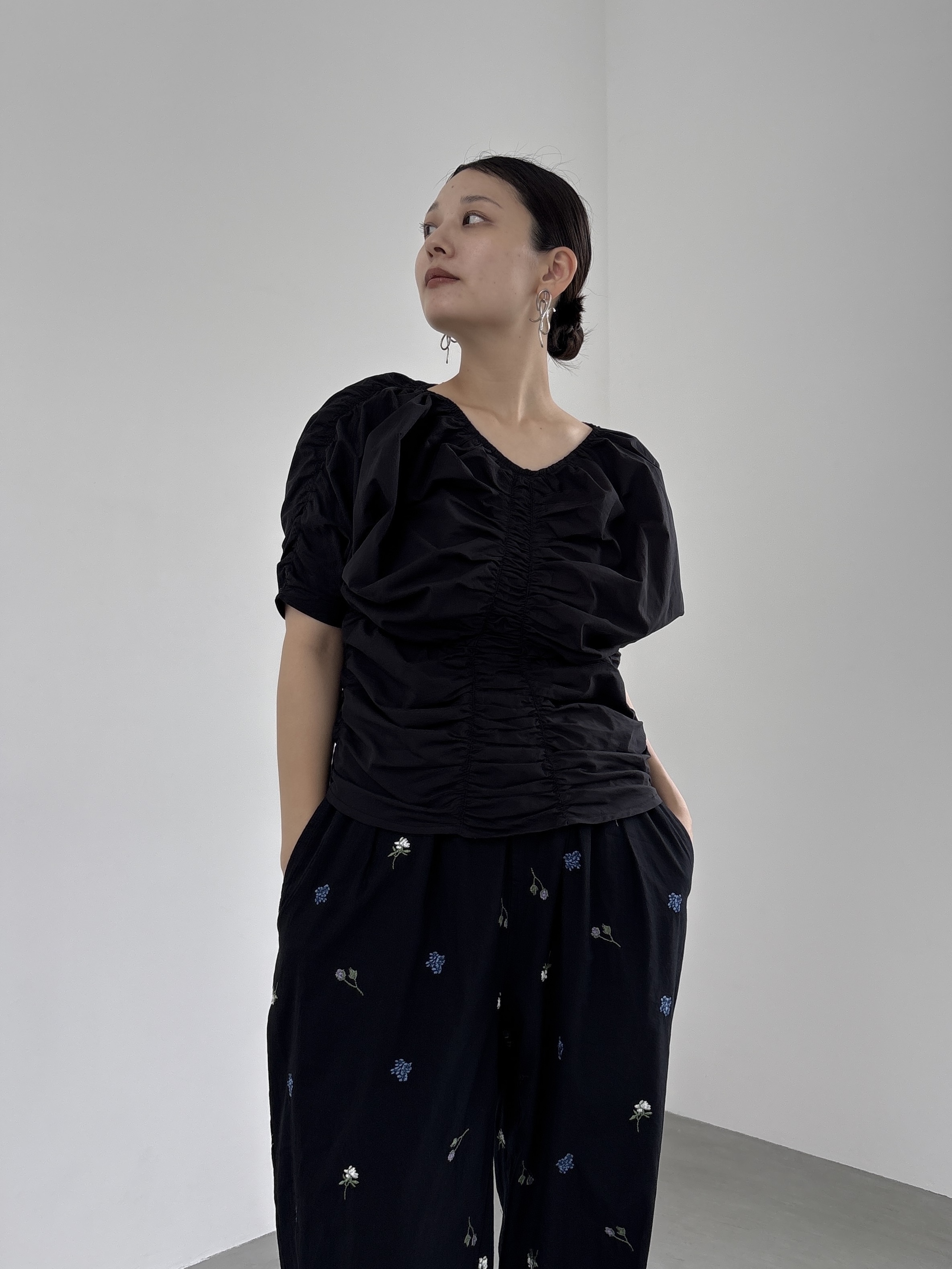 ayanoさんの「INDIVI｜シャーリングオフショルブラウス」を使ったコーディネート