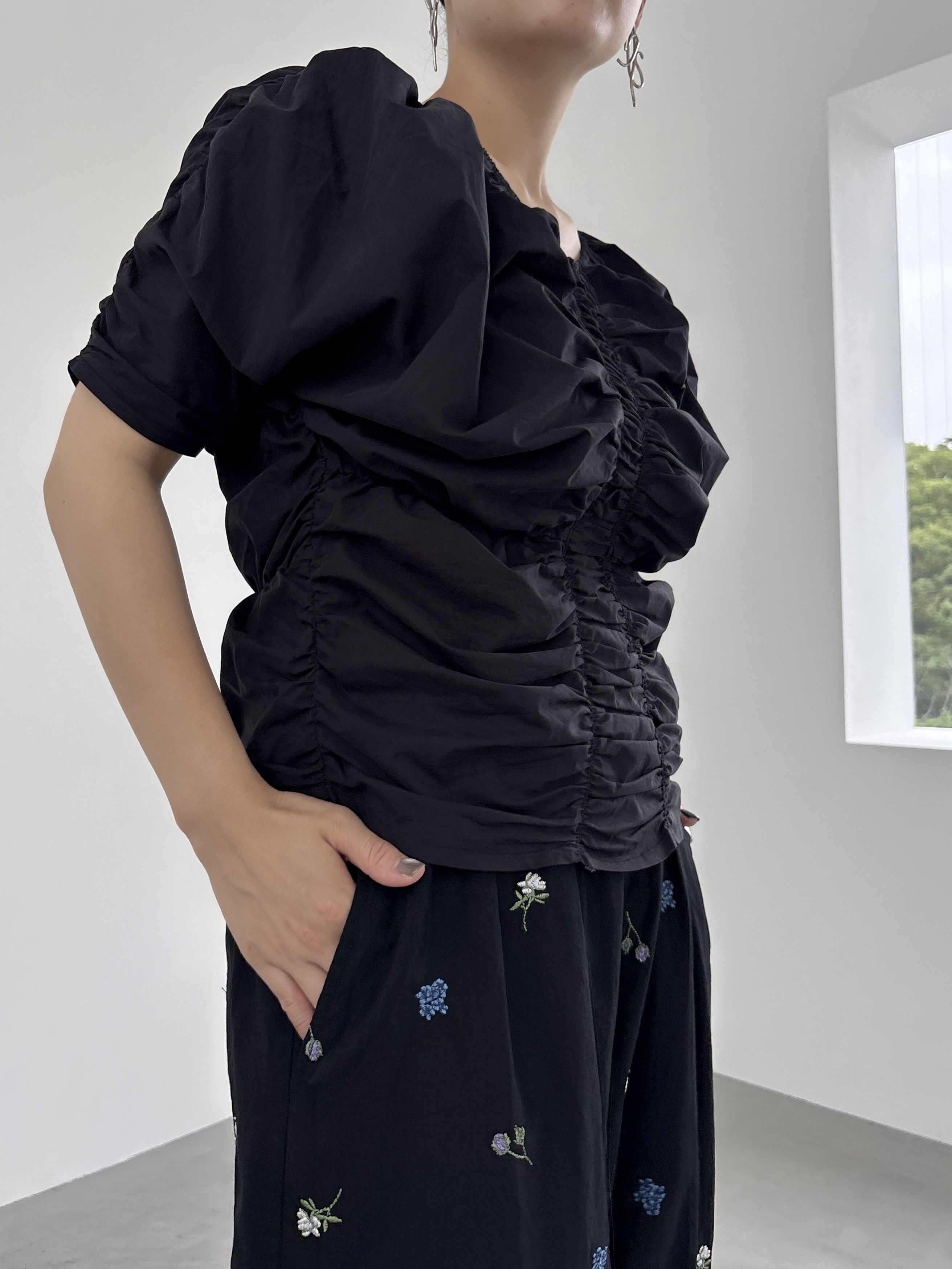 ayanoさんの「INDIVI｜シャーリングオフショルブラウス」を使ったコーディネート