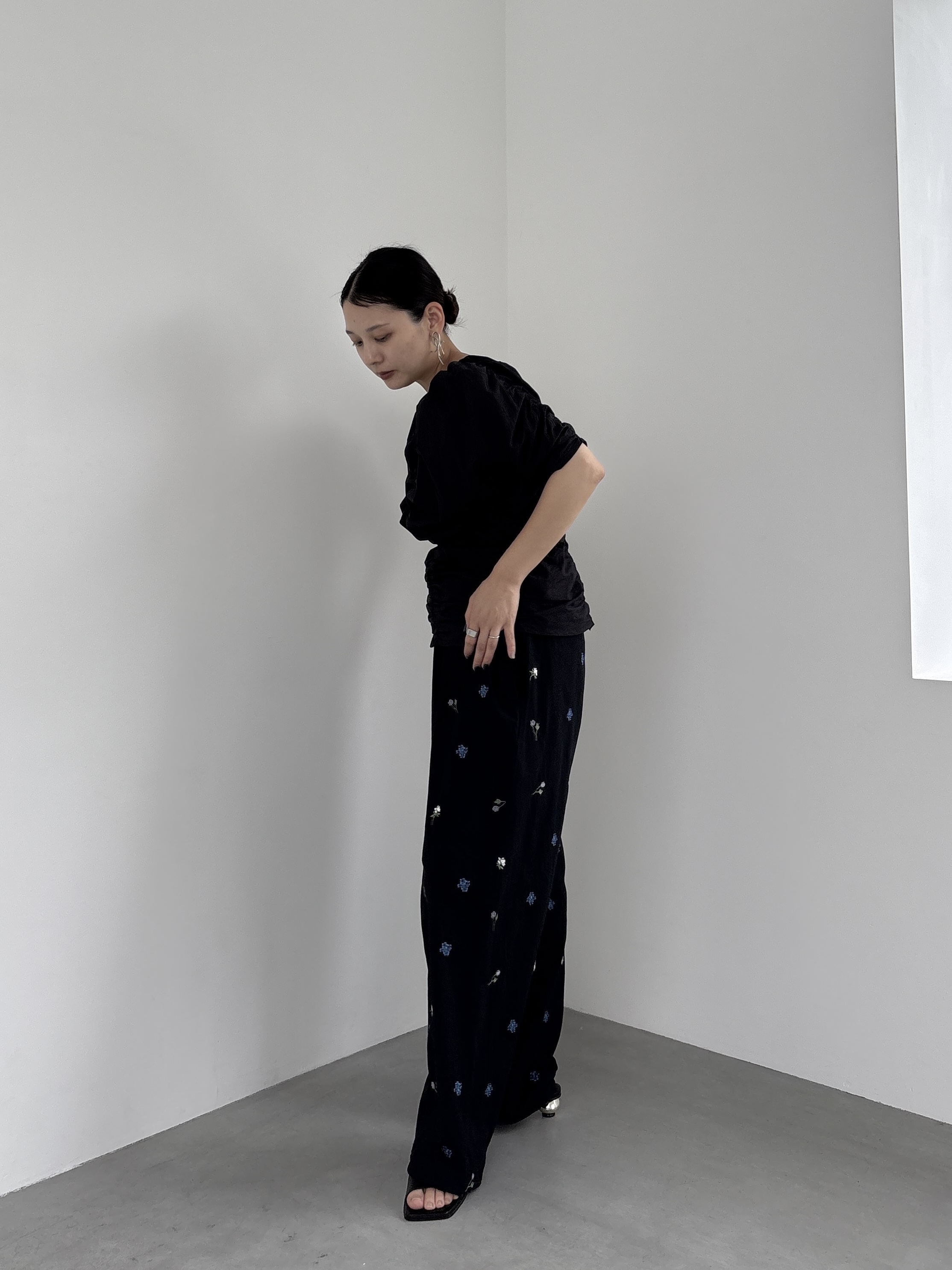 ayanoさんの「INDIVI｜シャーリングオフショルブラウス」を使ったコーディネート