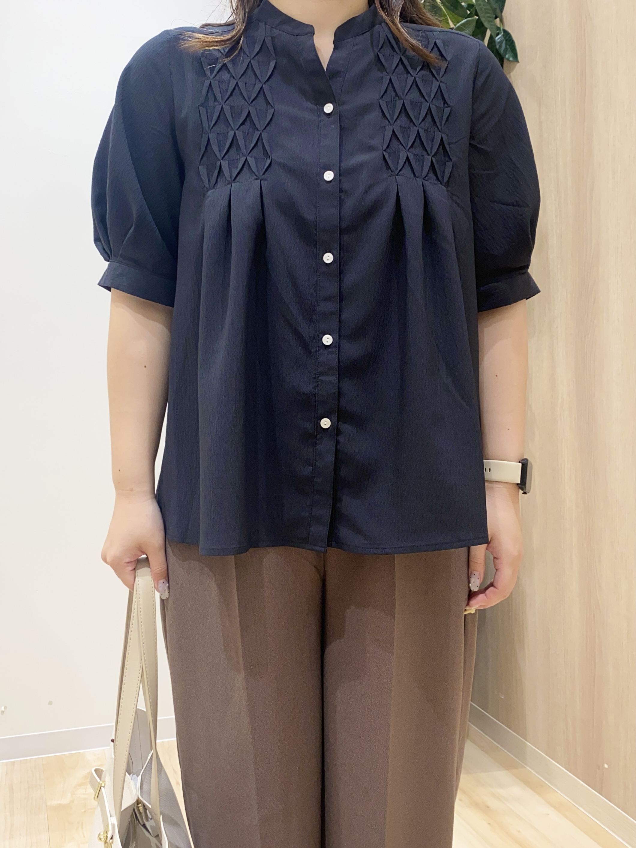 HANAさんの「grove｜【貴島明日香さん着用/体型カバー】ON・OFF使えるスモッキングタックブラウス」を使ったコーディネート