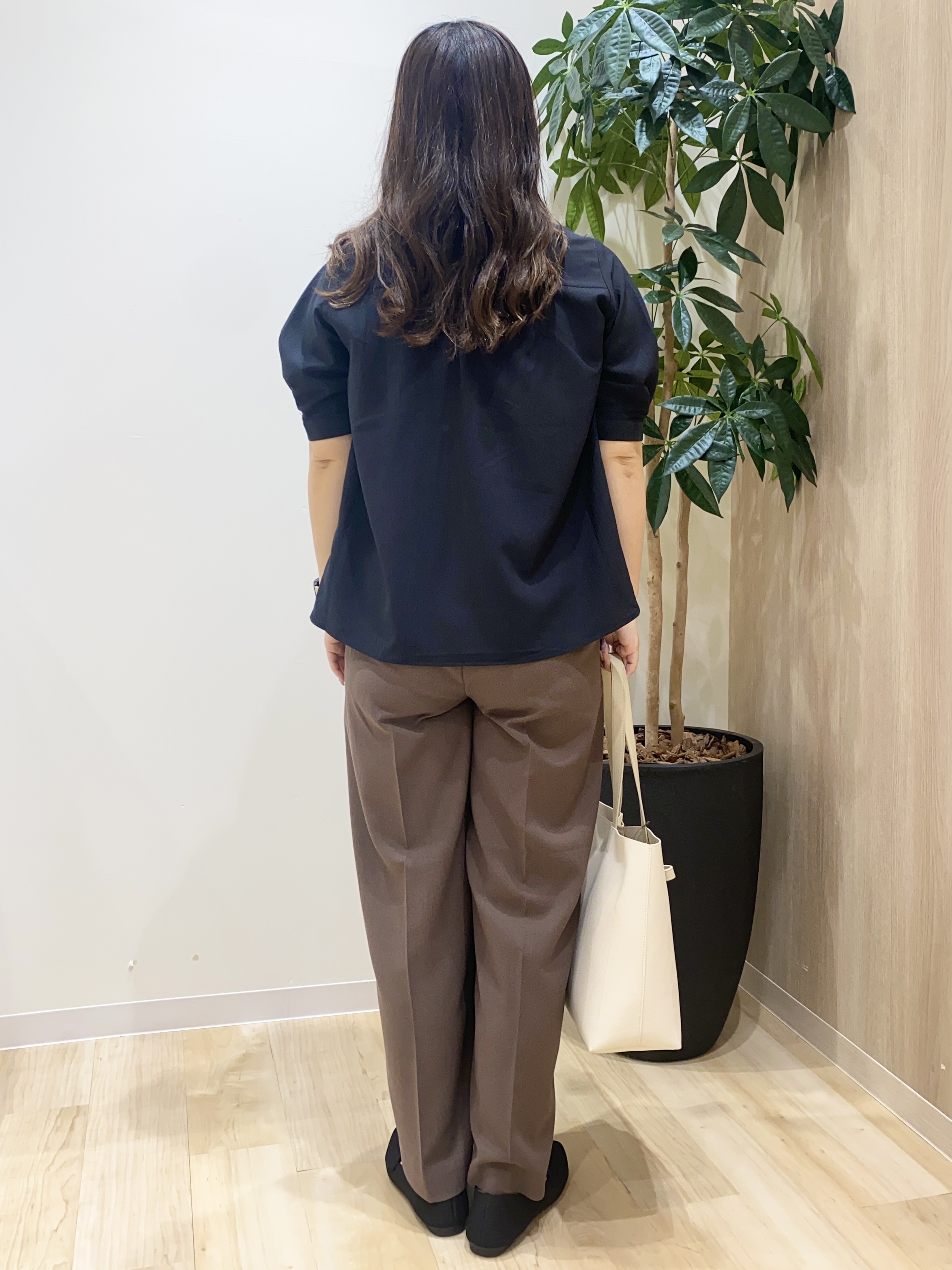 HANAさんの「grove｜【貴島明日香さん着用/体型カバー】ON・OFF使えるスモッキングタックブラウス」を使ったコーディネート