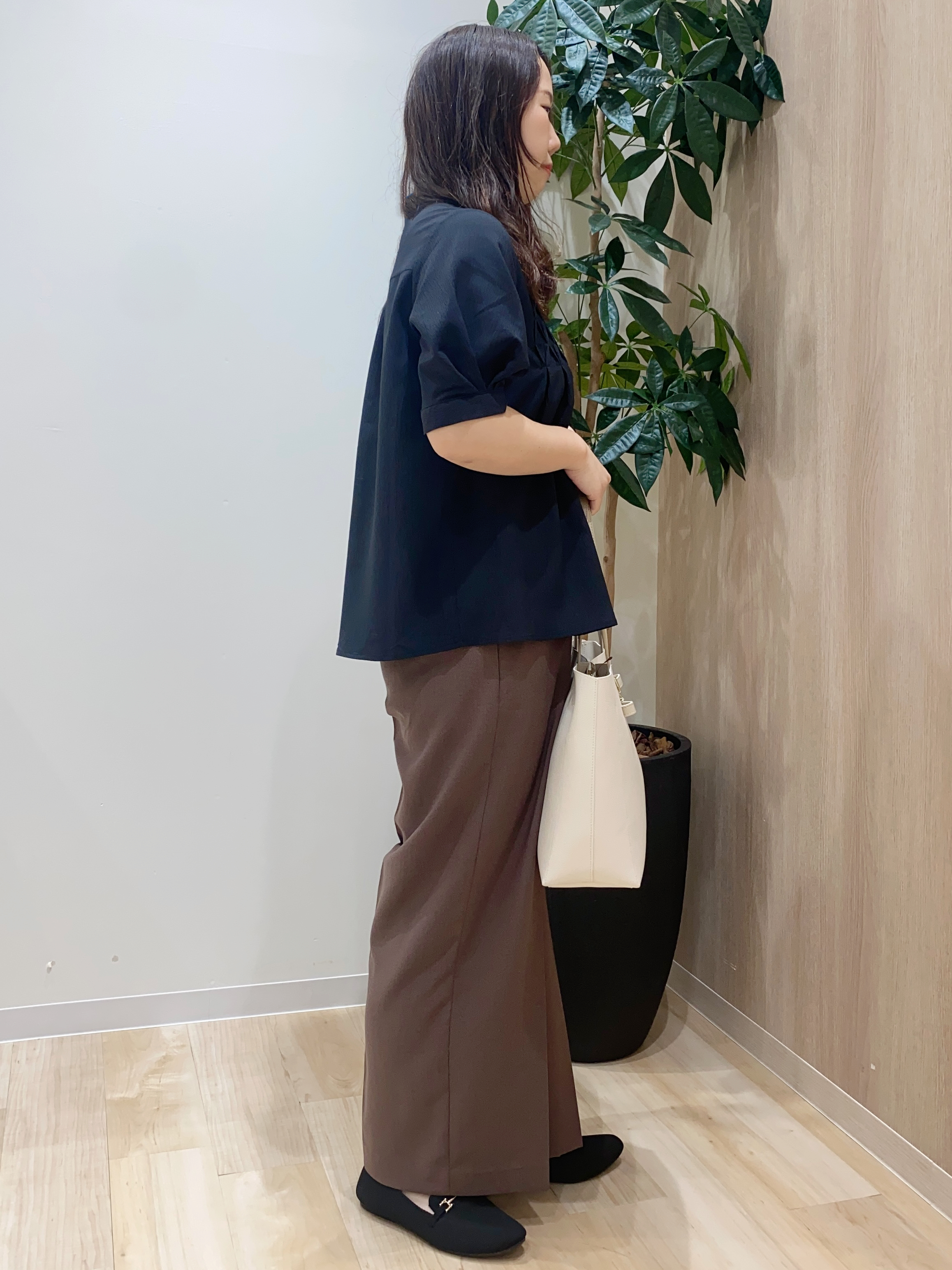 HANAさんの「grove｜【貴島明日香さん着用/体型カバー】ON・OFF使えるスモッキングタックブラウス」を使ったコーディネート