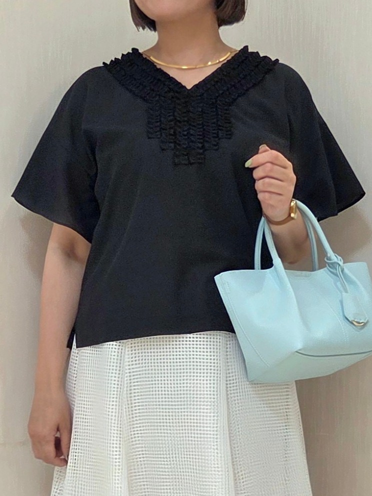 naokoさんの「UNTITLED｜【接触冷感/通気性/洗える】Vネックフリルブラウス」を使ったコーディネート