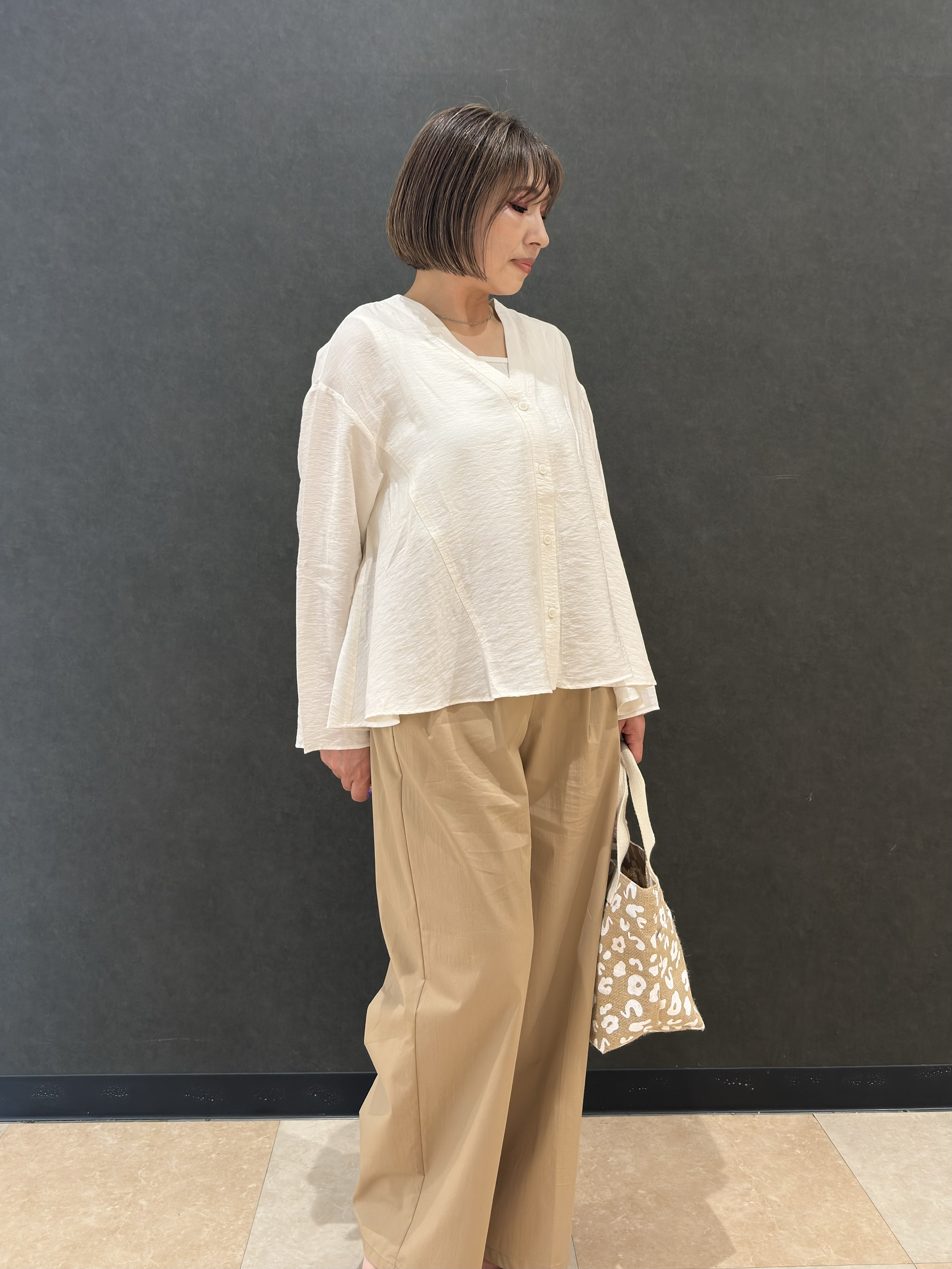 Megさんの「SHOO･LA･RUE｜【洗濯機可/S-LL】お顔周りすっきり 大人のシアーシャツカーディガン」を使ったコーディネート