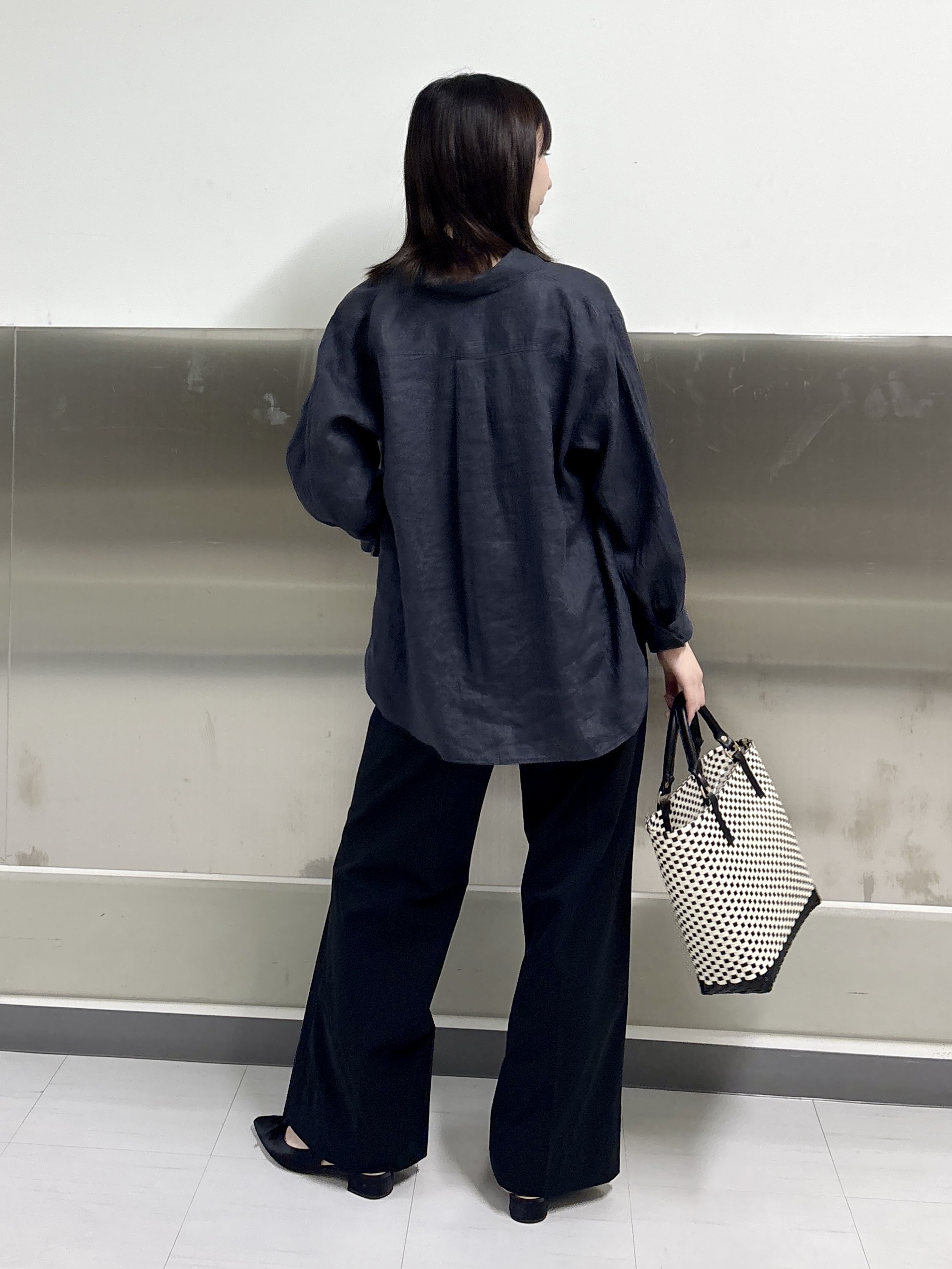 Yoshimiさんの「INDIVI｜【接触冷感／2WAY】カシュクールリネンシャツ」を使ったコーディネート