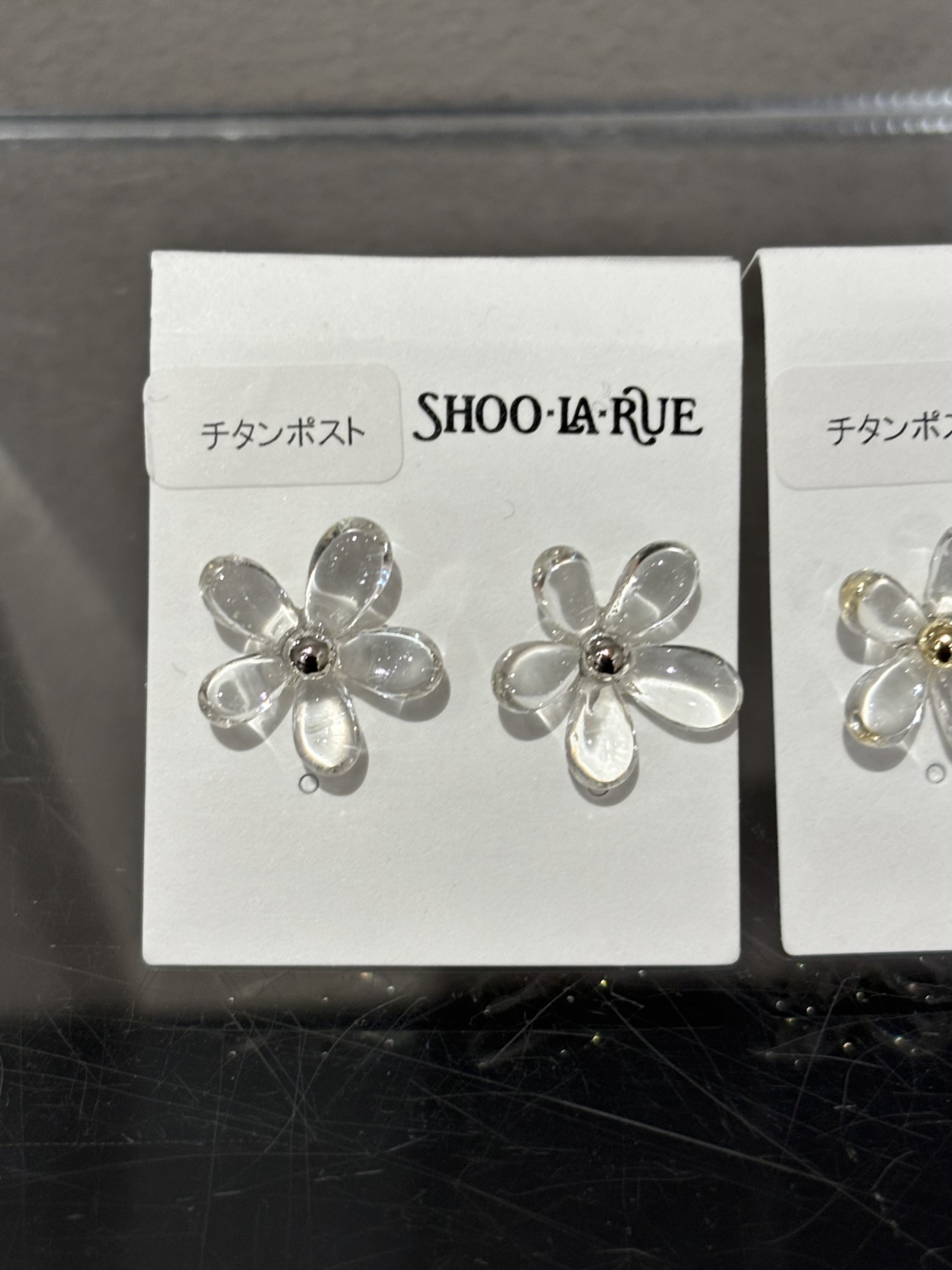 yamaさんの「SHOO･LA･RUE｜クリアフラワーピアス」を使ったコーディネート