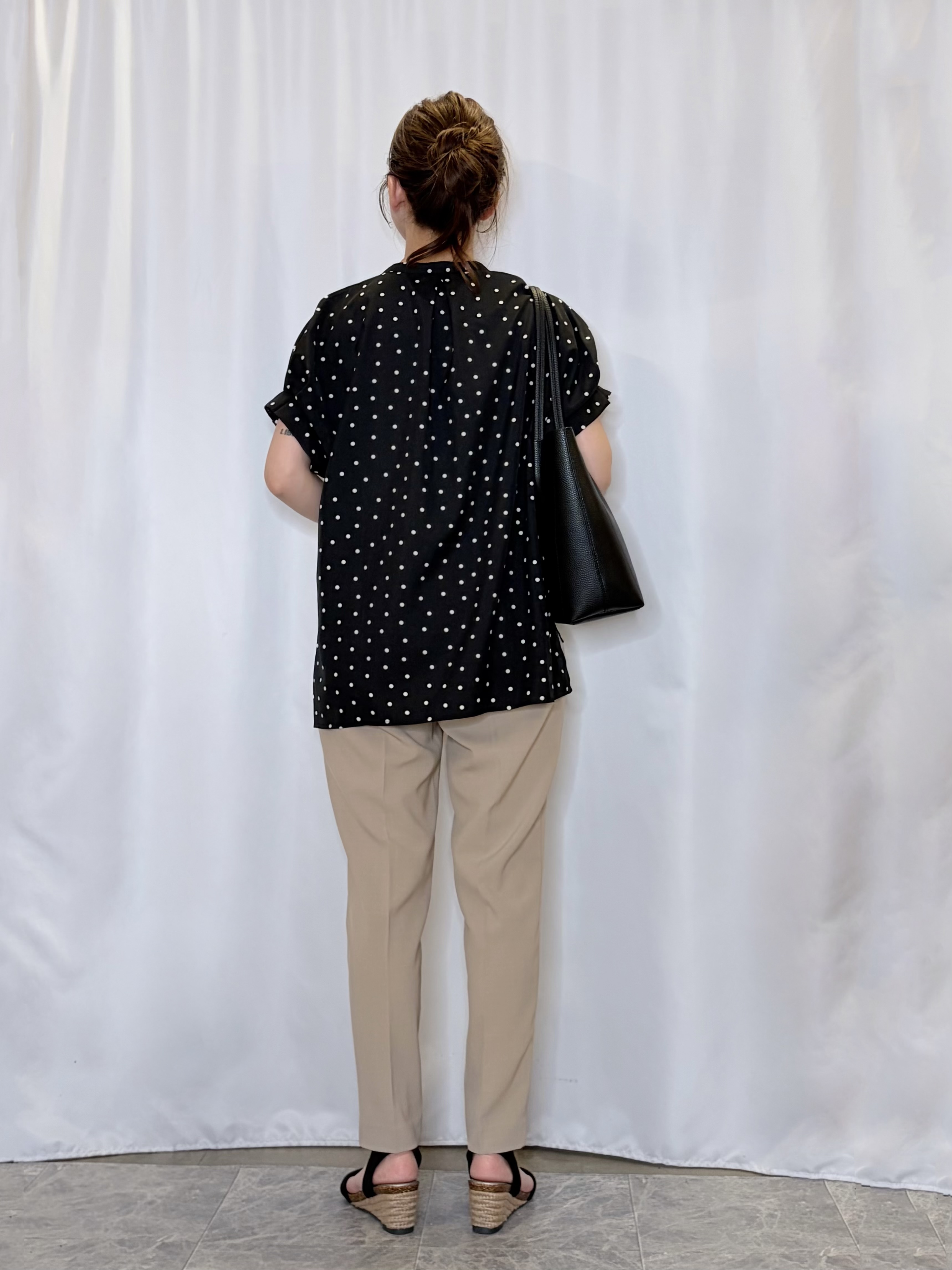 おうめさんの「SHOO･LA･RUE｜【洗濯機可／洗濯後しわになりにくい】大人の甘さをプラスする ドット柄袖タックブラウス」を使ったコーディネート