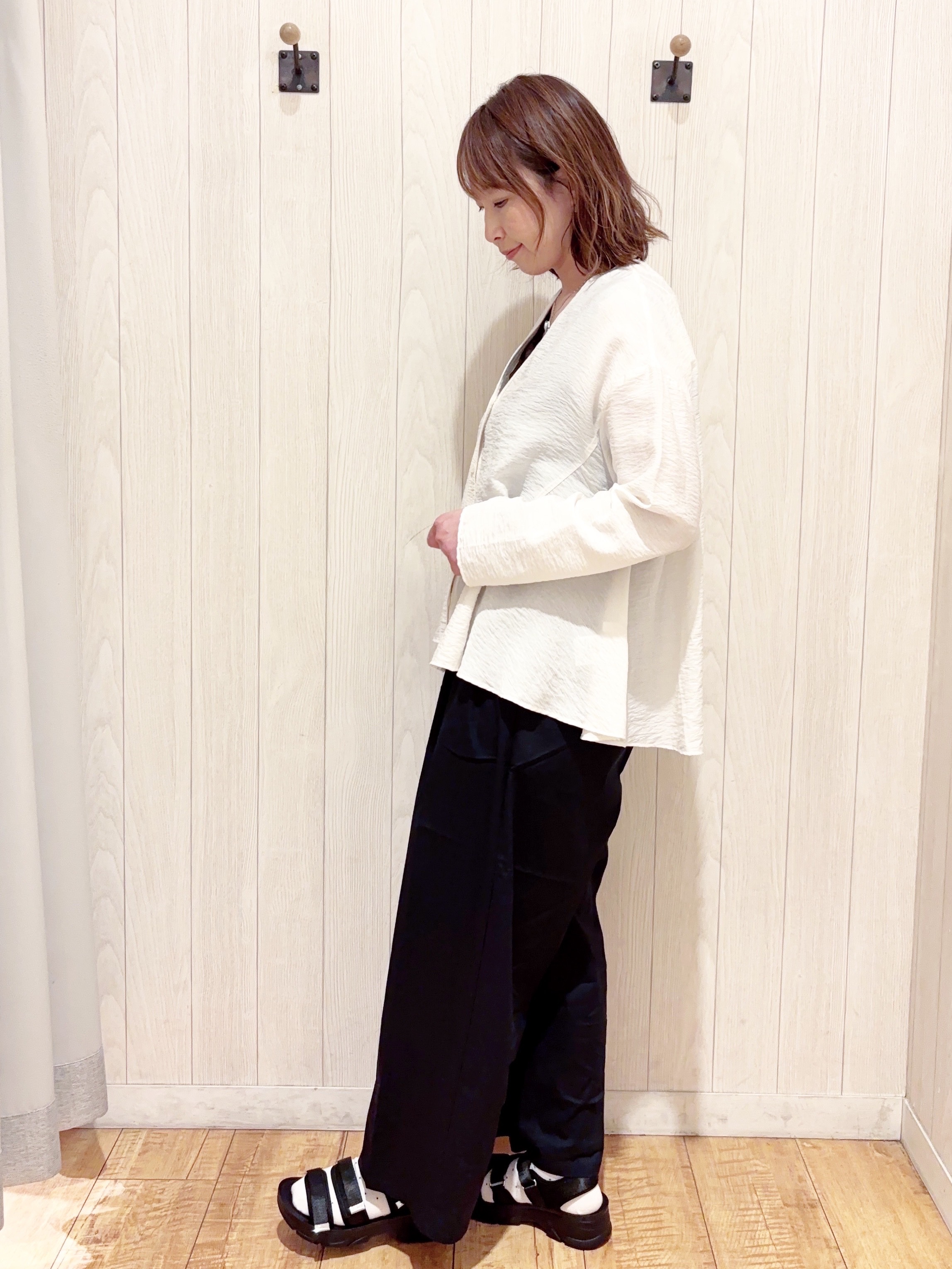 あいこさんの「SHOO･LA･RUE｜【洗濯機可/S-LL】お顔周りすっきり 大人のシアーシャツカーディガン」を使ったコーディネート
