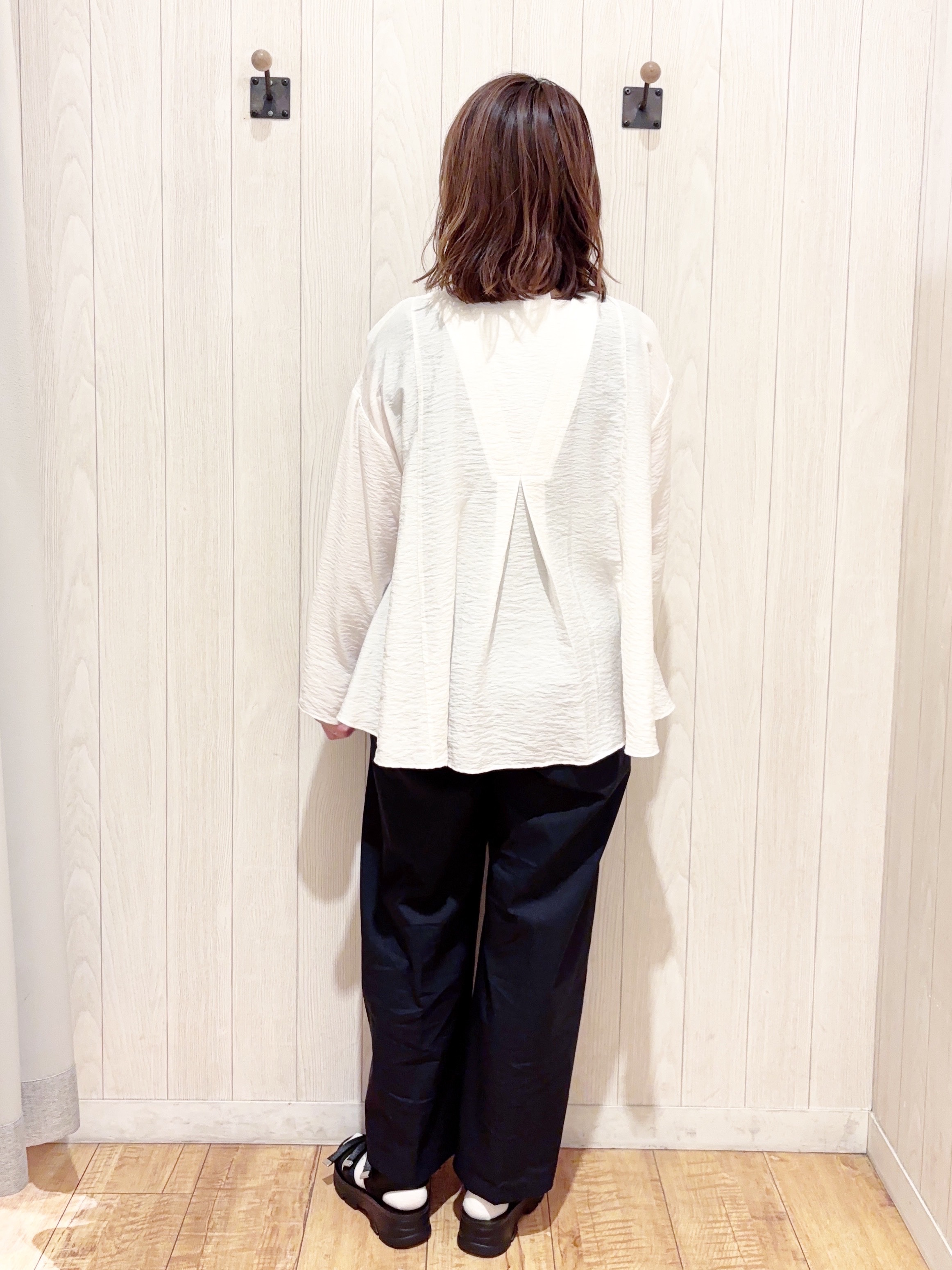 あいこさんの「SHOO･LA･RUE｜【洗濯機可/S-LL】お顔周りすっきり 大人のシアーシャツカーディガン」を使ったコーディネート