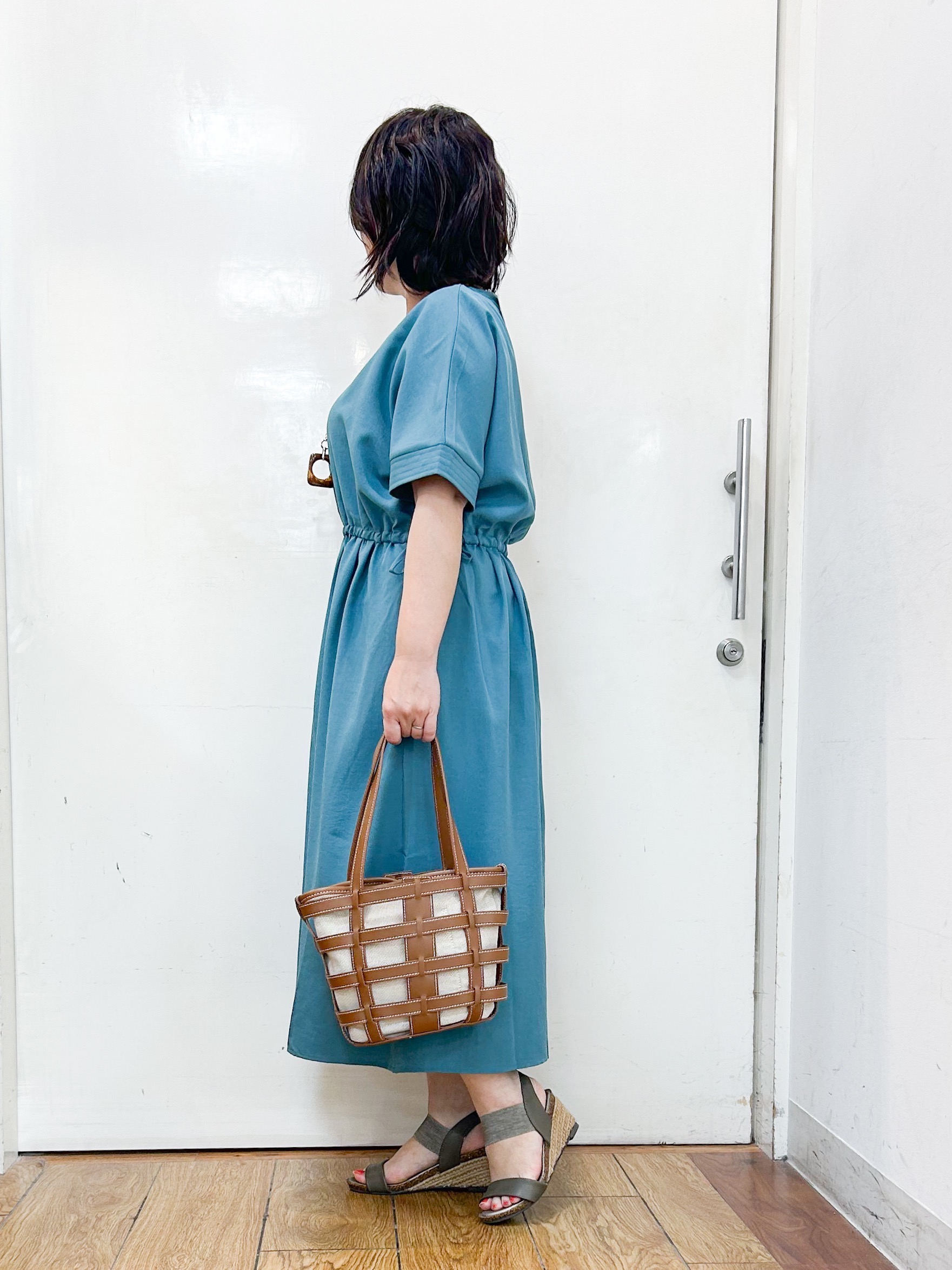 haruさんの「SHOO･LA･RUE｜【洗濯機可/体型カバー】ウエストシャーリングで女性らしく 麻調スキッパーサイドリボンワンピース」を使ったコーディネート