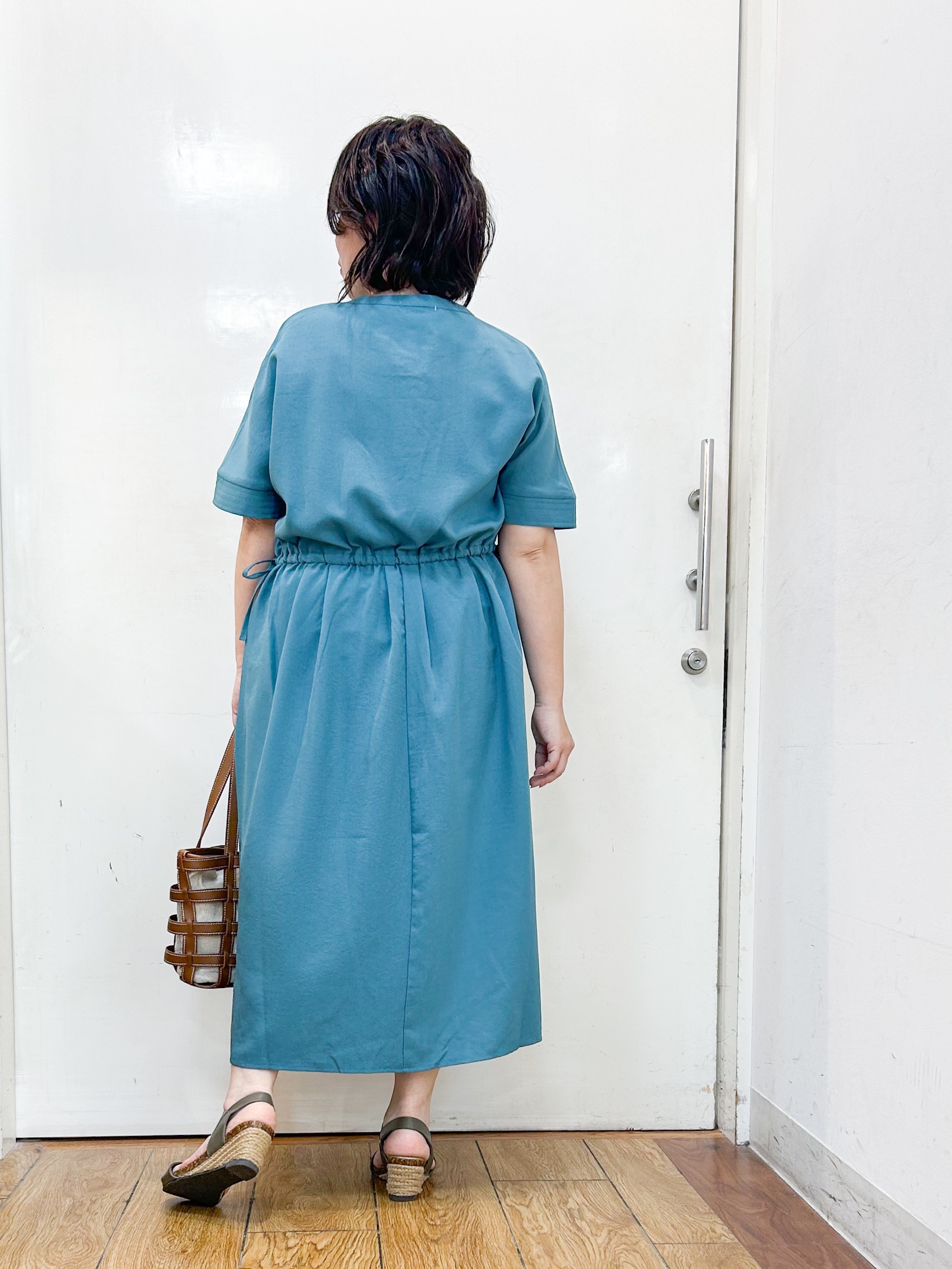 haruさんの「SHOO･LA･RUE｜【洗濯機可/体型カバー】ウエストシャーリングで女性らしく 麻調スキッパーサイドリボンワンピース」を使ったコーディネート