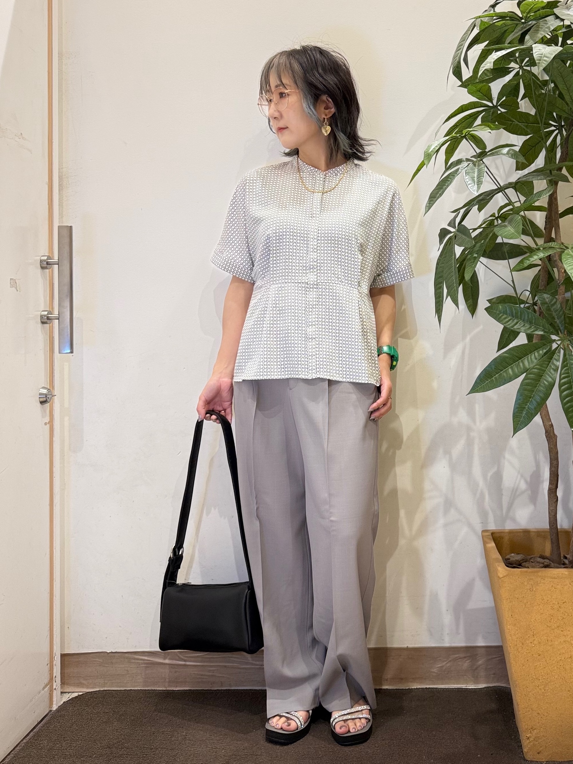 misakiさんの「SHOO･LA･RUE｜【UV/通勤】洗濯後しわになりにくい インしない ウエストタックペプラムブラウス」を使ったコーディネート