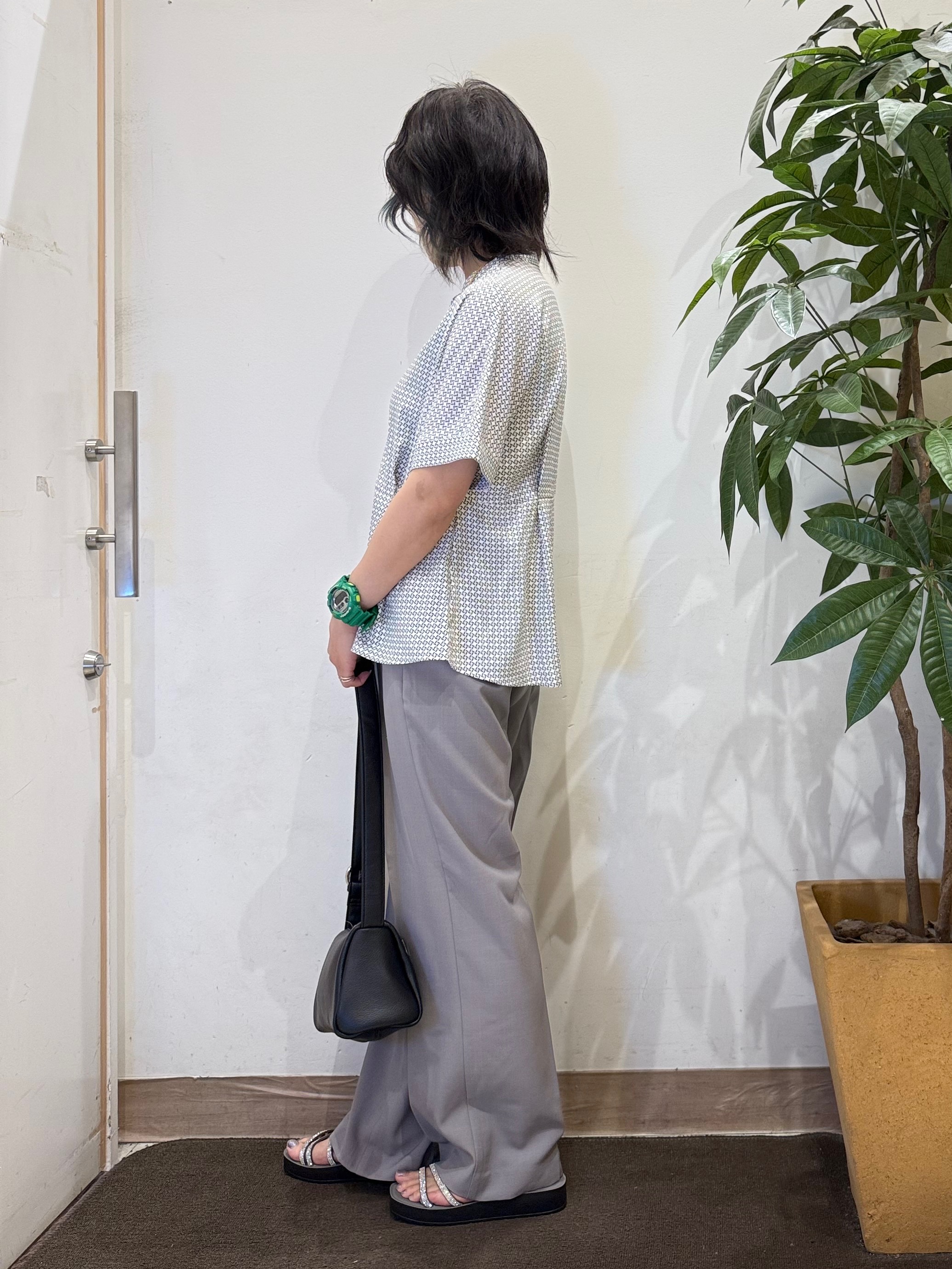misakiさんの「SHOO･LA･RUE｜【UV/通勤】洗濯後しわになりにくい インしない ウエストタックペプラムブラウス」を使ったコーディネート