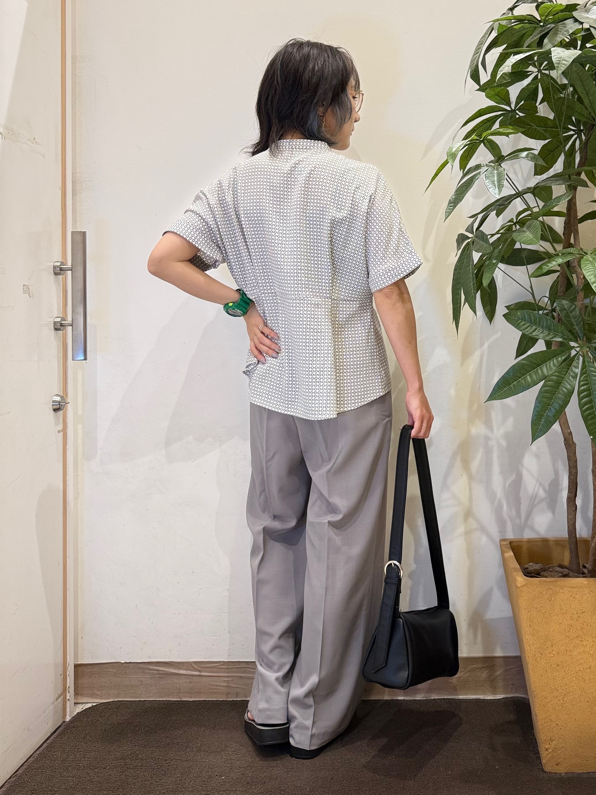 misakiさんの「SHOO･LA･RUE｜【UV/通勤】洗濯後しわになりにくい インしない ウエストタックペプラムブラウス」を使ったコーディネート