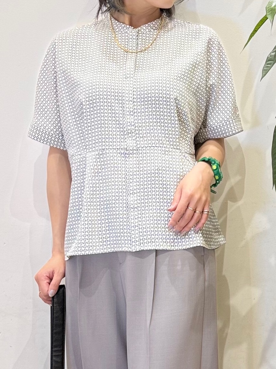 misakiさんの「SHOO･LA･RUE｜【UV/通勤】洗濯後しわになりにくい インしない ウエストタックペプラムブラウス」を使ったコーディネート