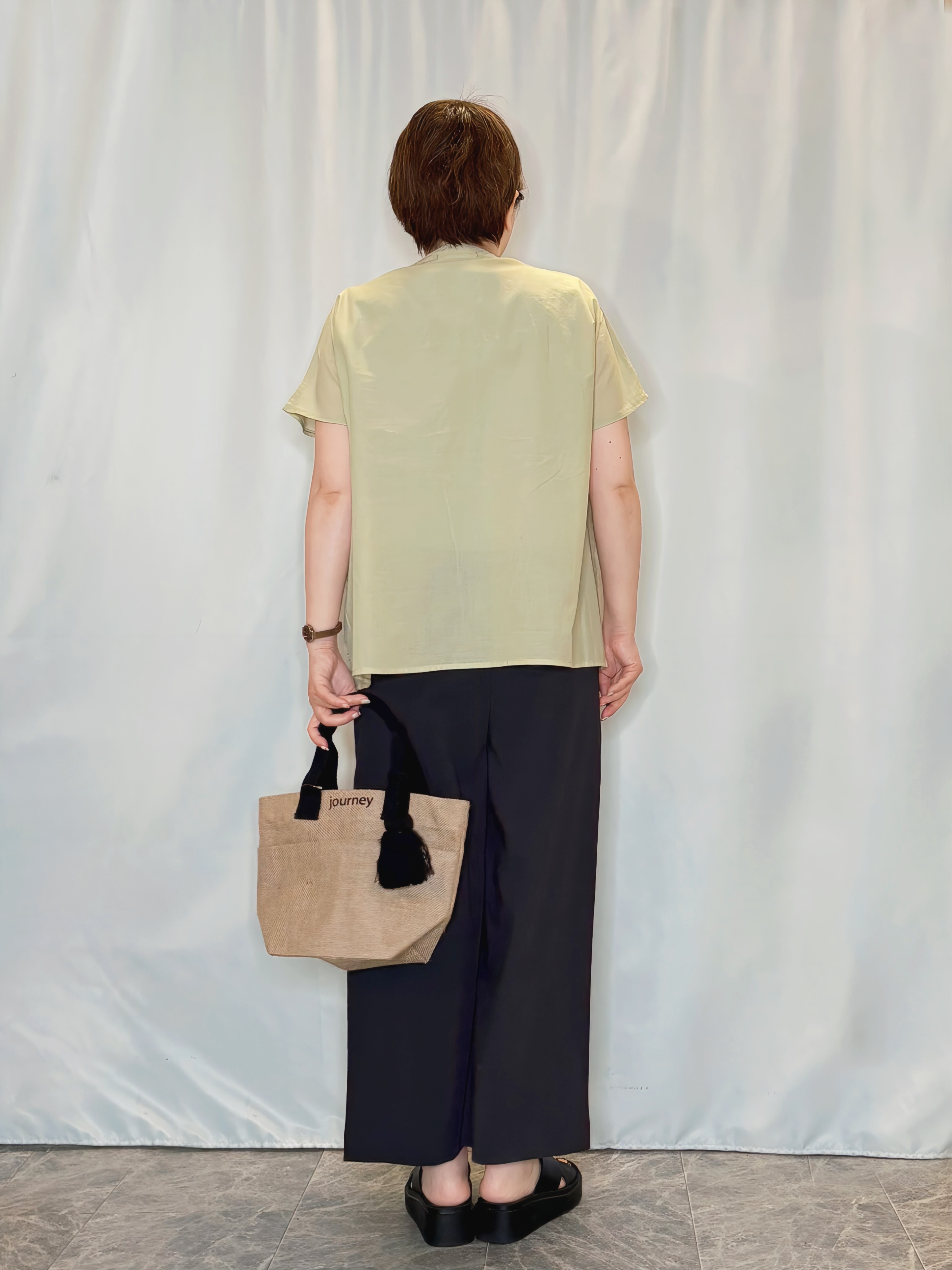 たみさんの「SHOO･LA･RUE｜【体型カバー/S~LL】インせず着られて刺繍が目を引く 切替ノーカラーブラウス」を使ったコーディネート