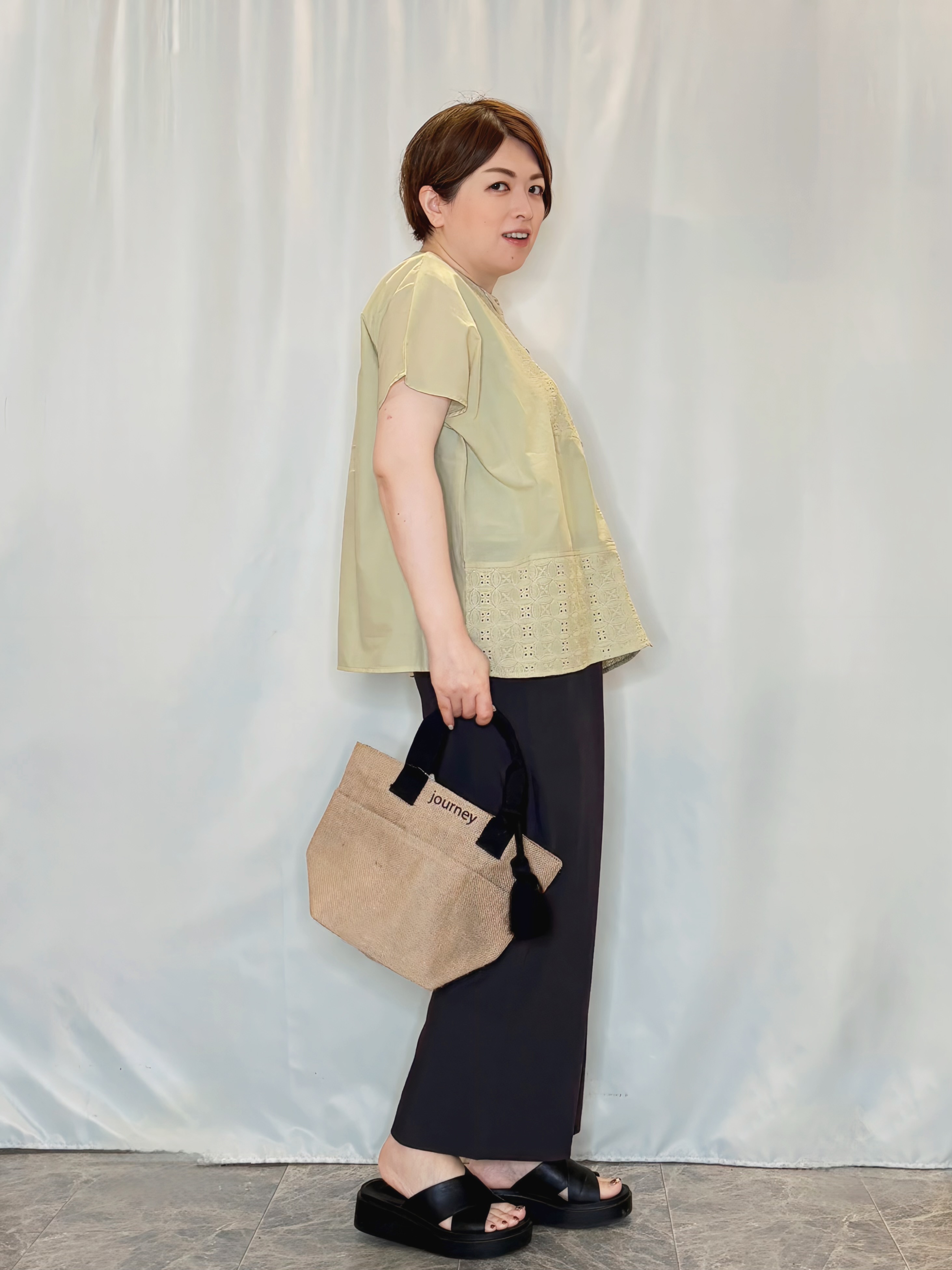 たみさんの「SHOO･LA･RUE｜【体型カバー/S~LL】インせず着られて刺繍が目を引く 切替ノーカラーブラウス」を使ったコーディネート