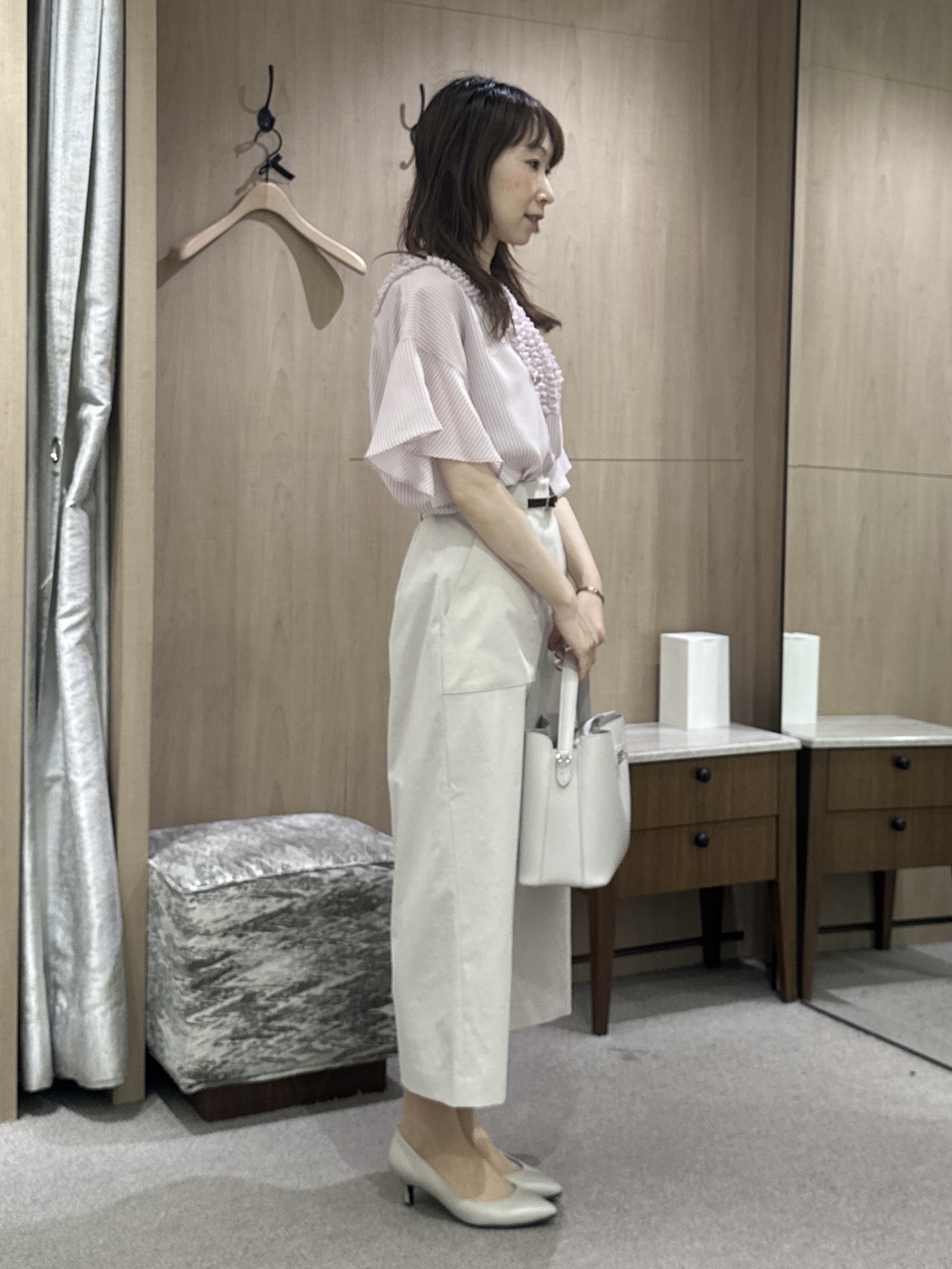 Miwaさんの「UNTITLED｜【接触冷感/通気性/洗える】Vネックフリルブラウス」を使ったコーディネート