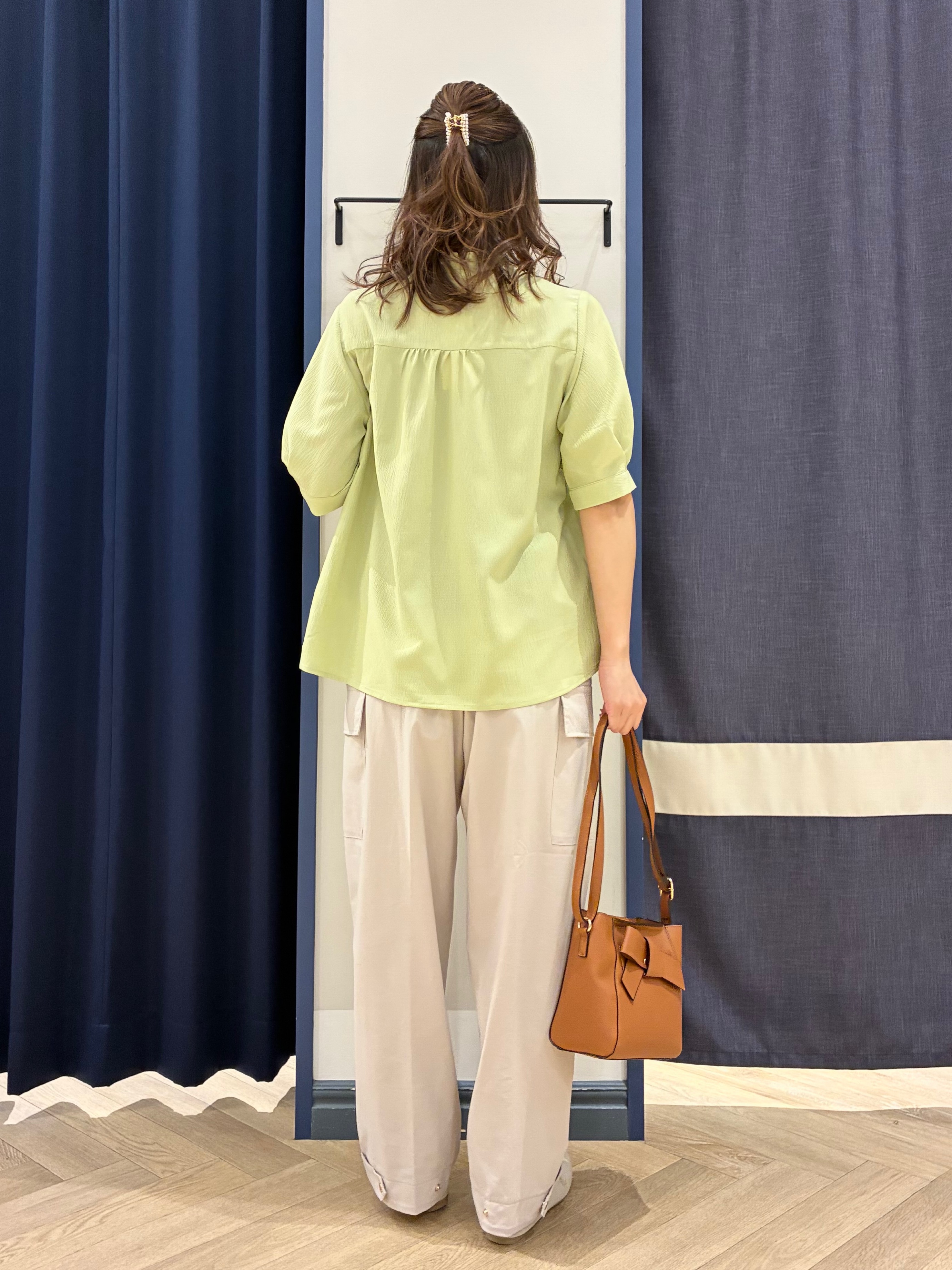 Orikaさんの「grove｜【貴島明日香さん着用/体型カバー】ON・OFF使えるスモッキングタックブラウス」を使ったコーディネート
