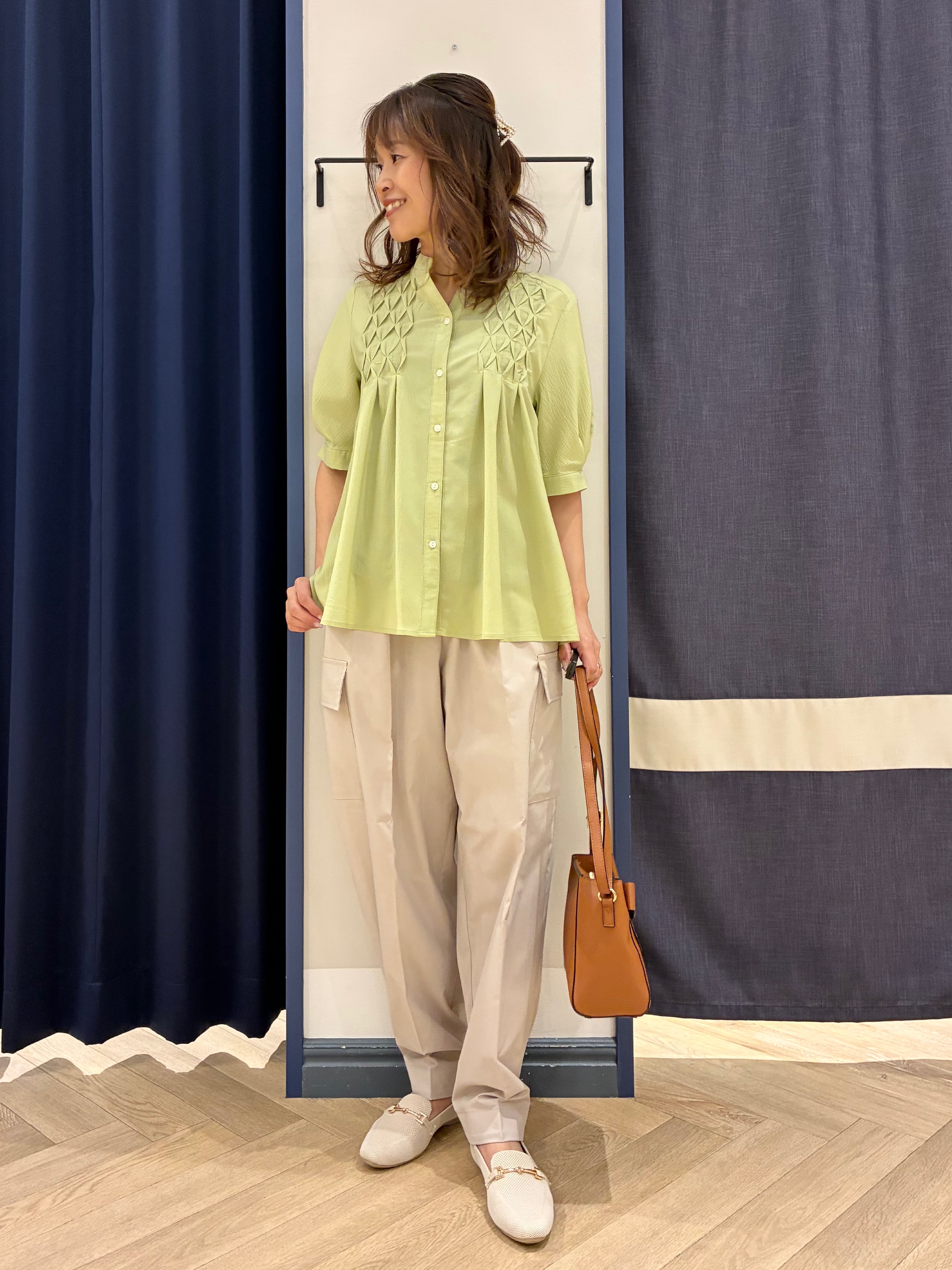 Orikaさんの「grove｜【貴島明日香さん着用/体型カバー】ON・OFF使えるスモッキングタックブラウス」を使ったコーディネート