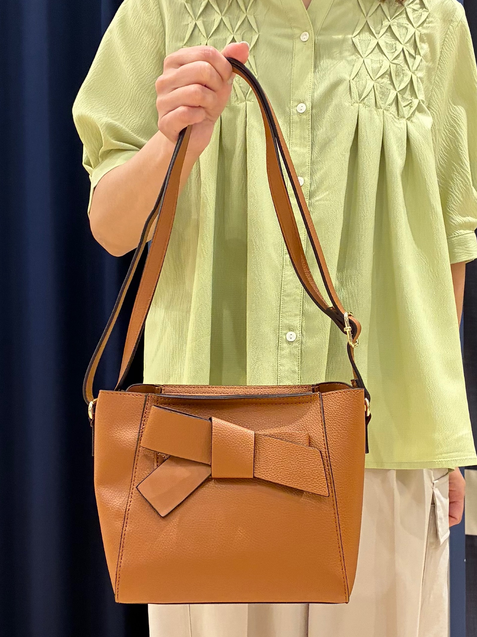 Orikaさんの「grove｜【貴島明日香さん着用/体型カバー】ON・OFF使えるスモッキングタックブラウス」を使ったコーディネート