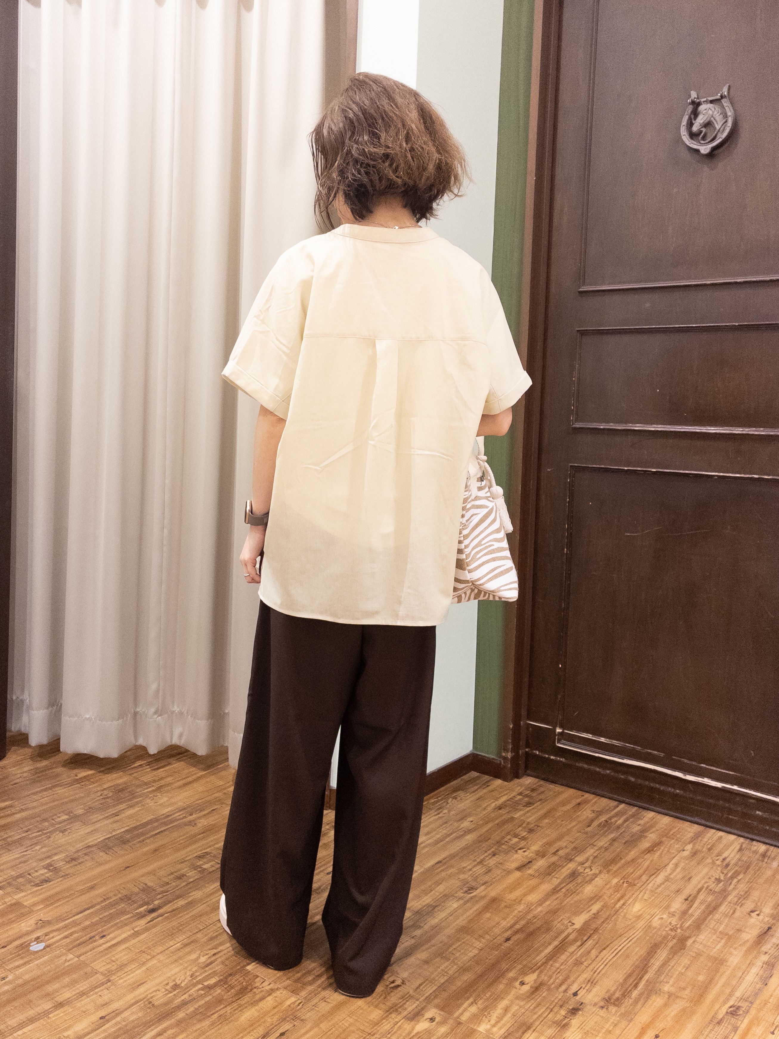 yukaさんの「SHOO･LA･RUE｜【通気性〇/UV/S-LL】風が通り抜ける 半袖バンドカラーシアーシャツ」を使ったコーディネート