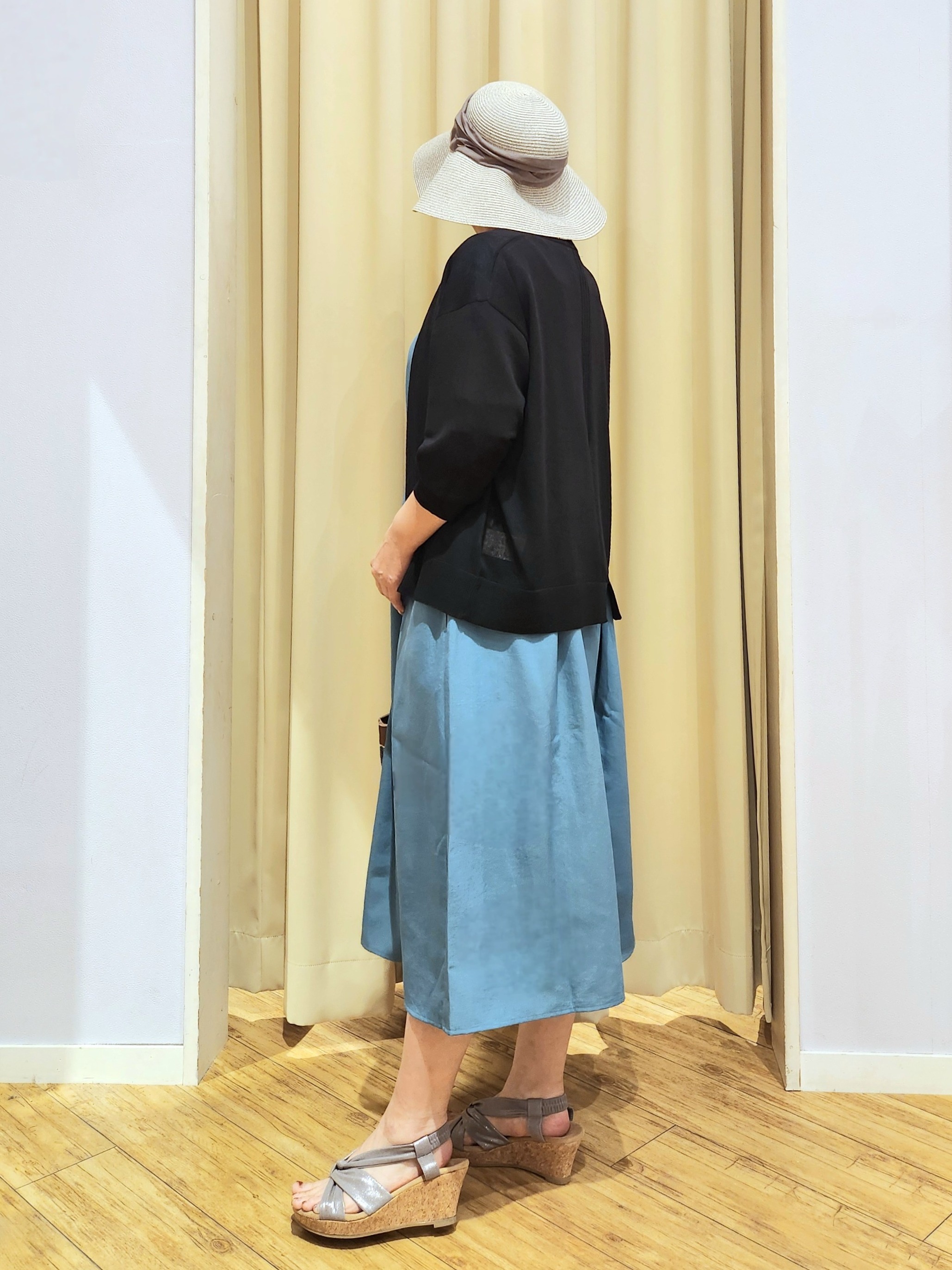 くまさんの「SHOO･LA･RUE｜【洗濯機可/体型カバー】ウエストシャーリングで女性らしく 麻調スキッパーサイドリボンワンピース」を使ったコーディネート