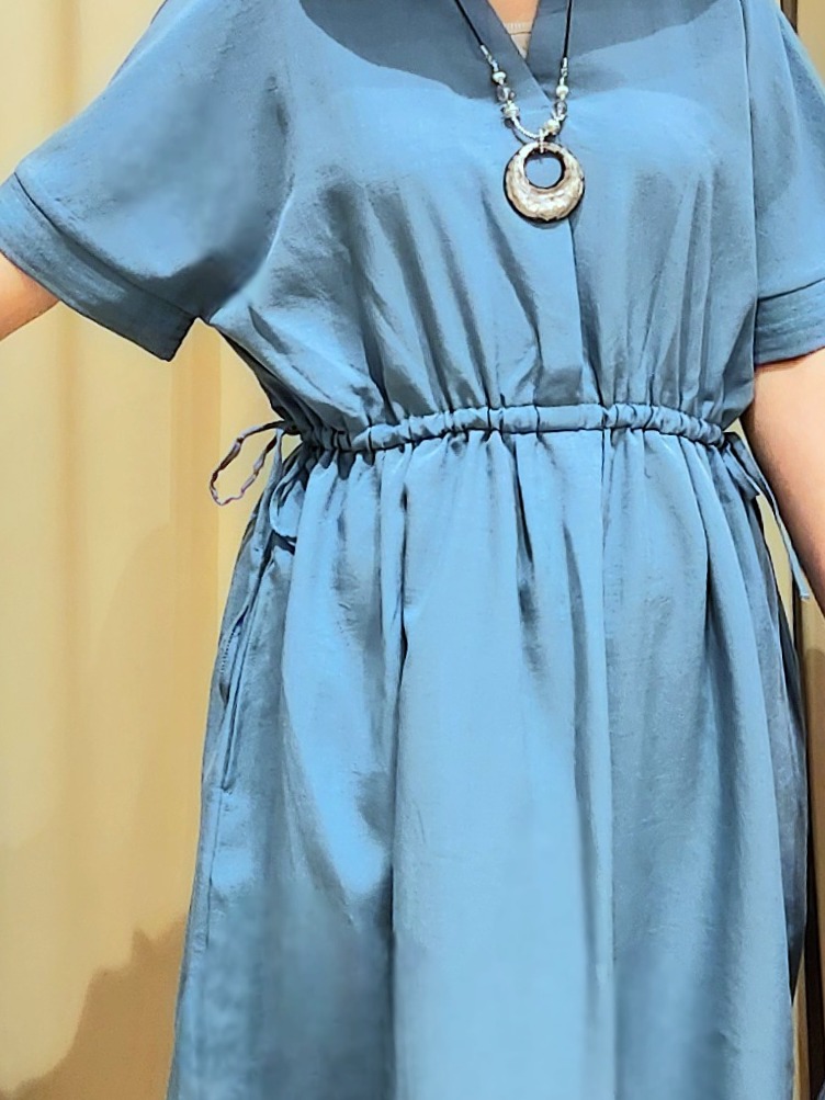 くまさんの「SHOO･LA･RUE｜【洗濯機可/体型カバー】ウエストシャーリングで女性らしく 麻調スキッパーサイドリボンワンピース」を使ったコーディネート