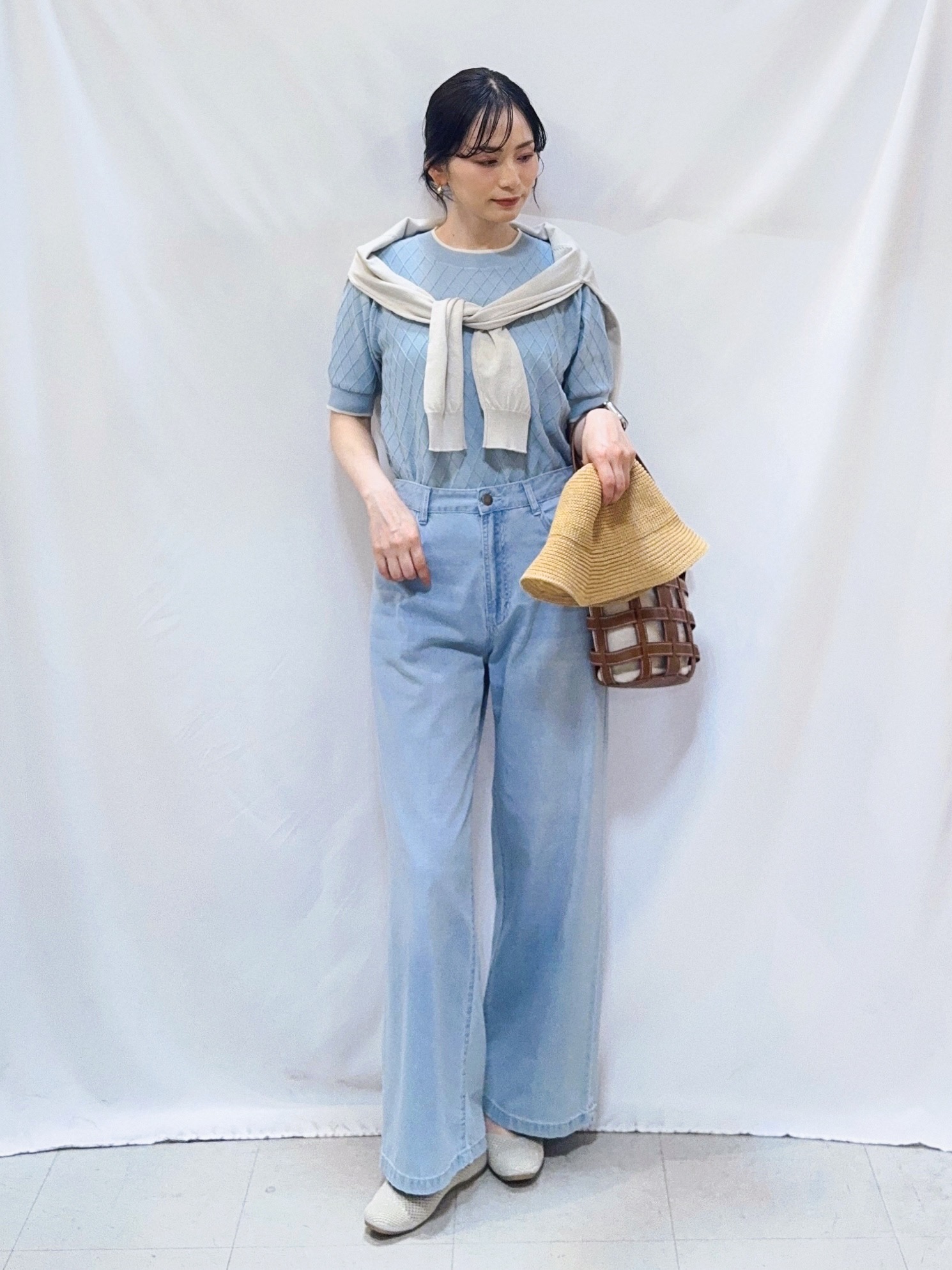 𝐇𝐢𝐫𝐨𝐦𝐢さんの「SHOO･LA･RUE｜【洗濯機可/UV/アンチピリング/S-LL】いろいろボタンが華やか クルーネックカーディガン」を使ったコーディネート