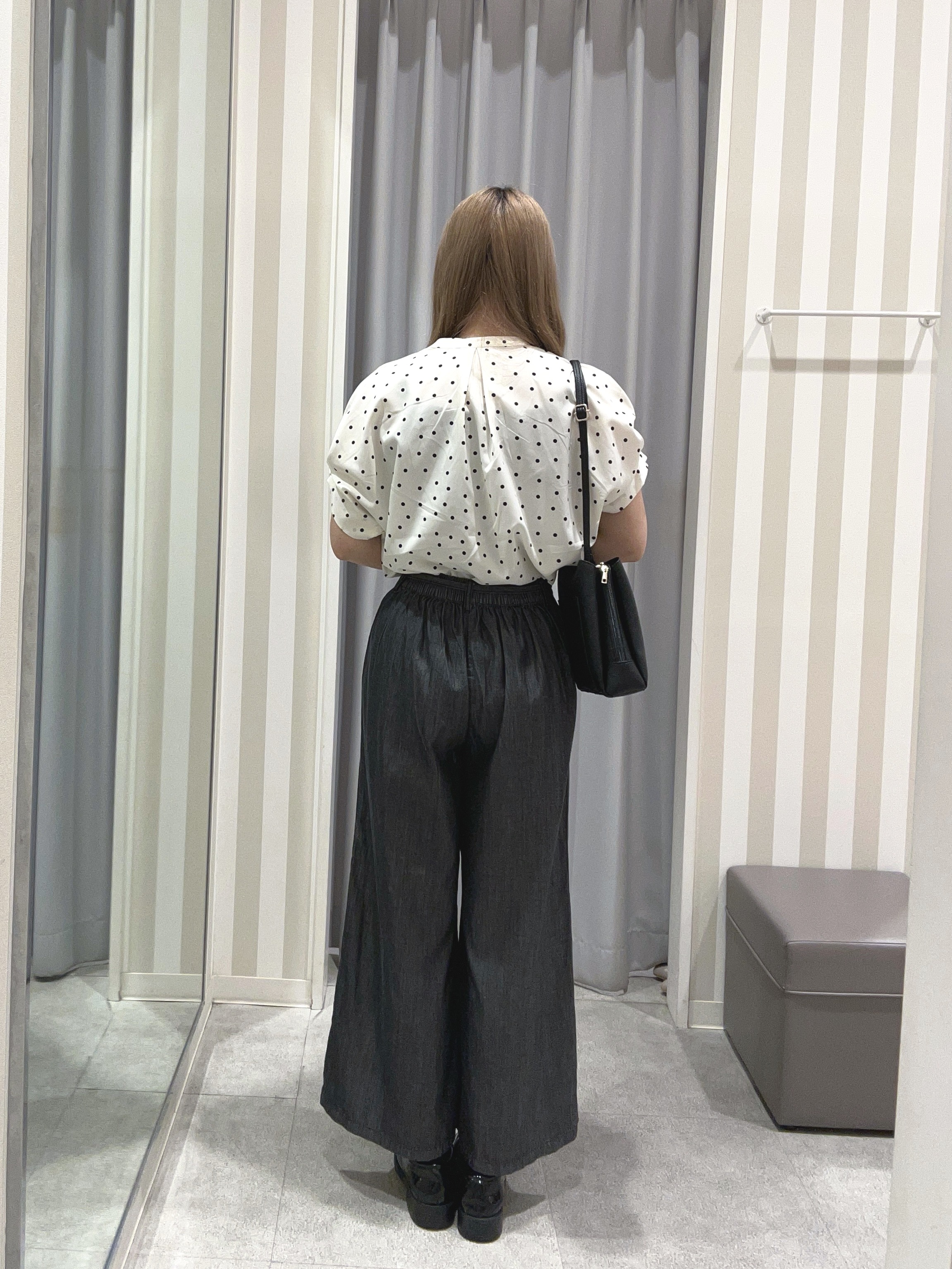 美空さんの「SHOO･LA･RUE｜【洗濯機可／洗濯後しわになりにくい】大人の甘さをプラスする ドット柄袖タックブラウス」を使ったコーディネート