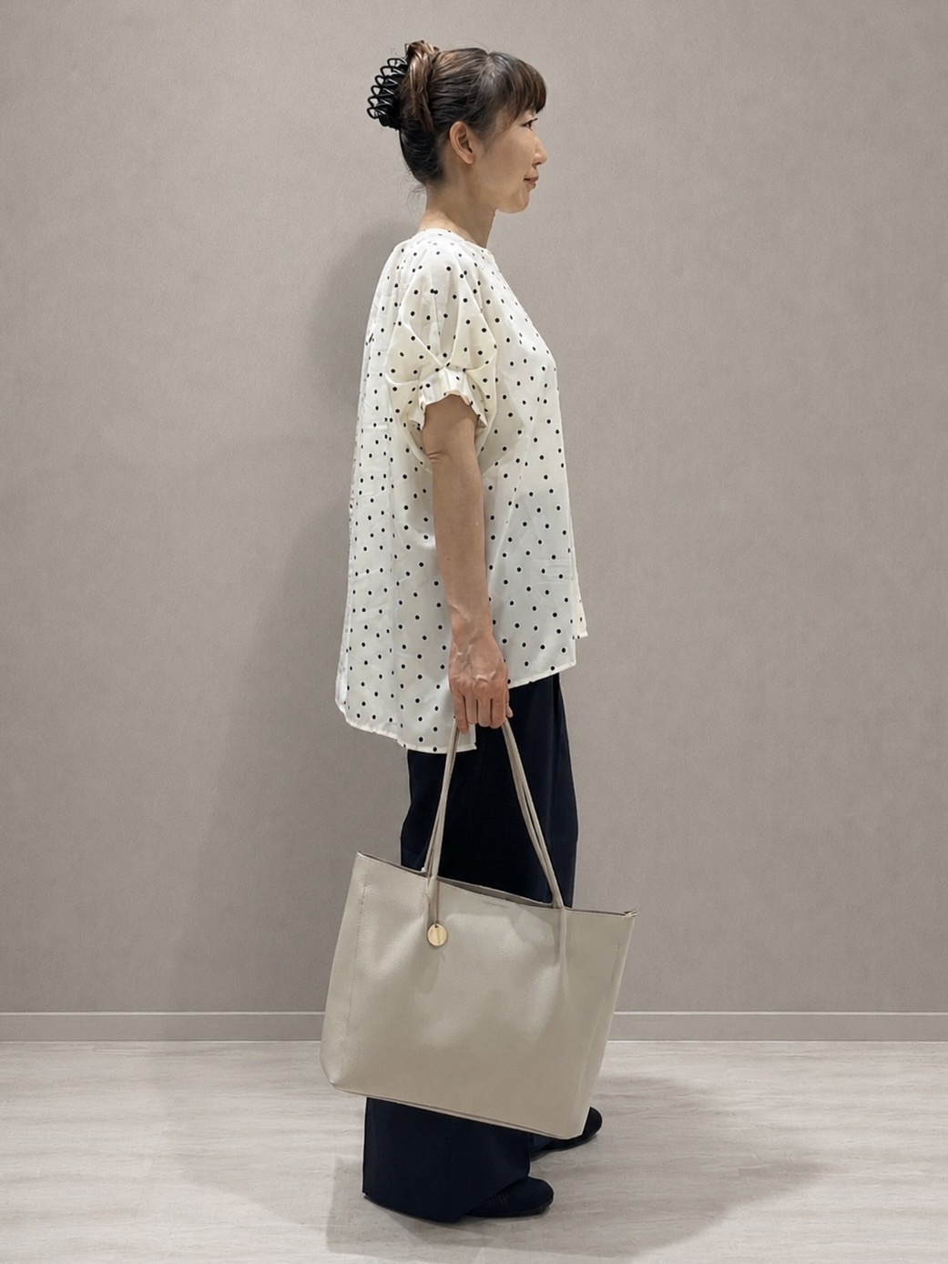 まつみさんの「SHOO･LA･RUE｜【洗濯機可／洗濯後しわになりにくい】大人の甘さをプラスする ドット柄袖タックブラウス」を使ったコーディネート