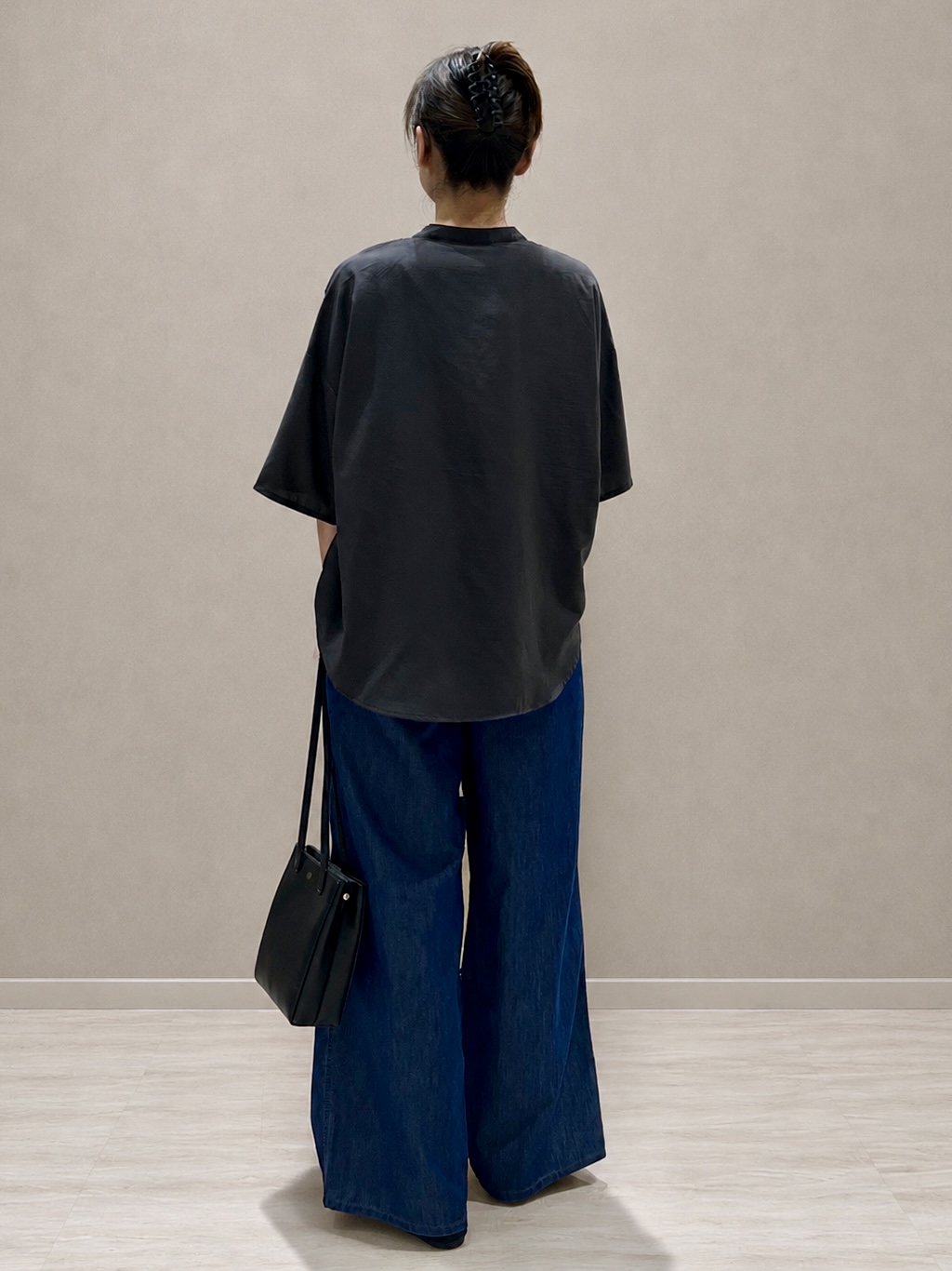 まつみさんの「SHOO･LA･RUE｜【洗濯機可/S-LL】大人の抜け感 ゆるっと5分袖シャツ」を使ったコーディネート