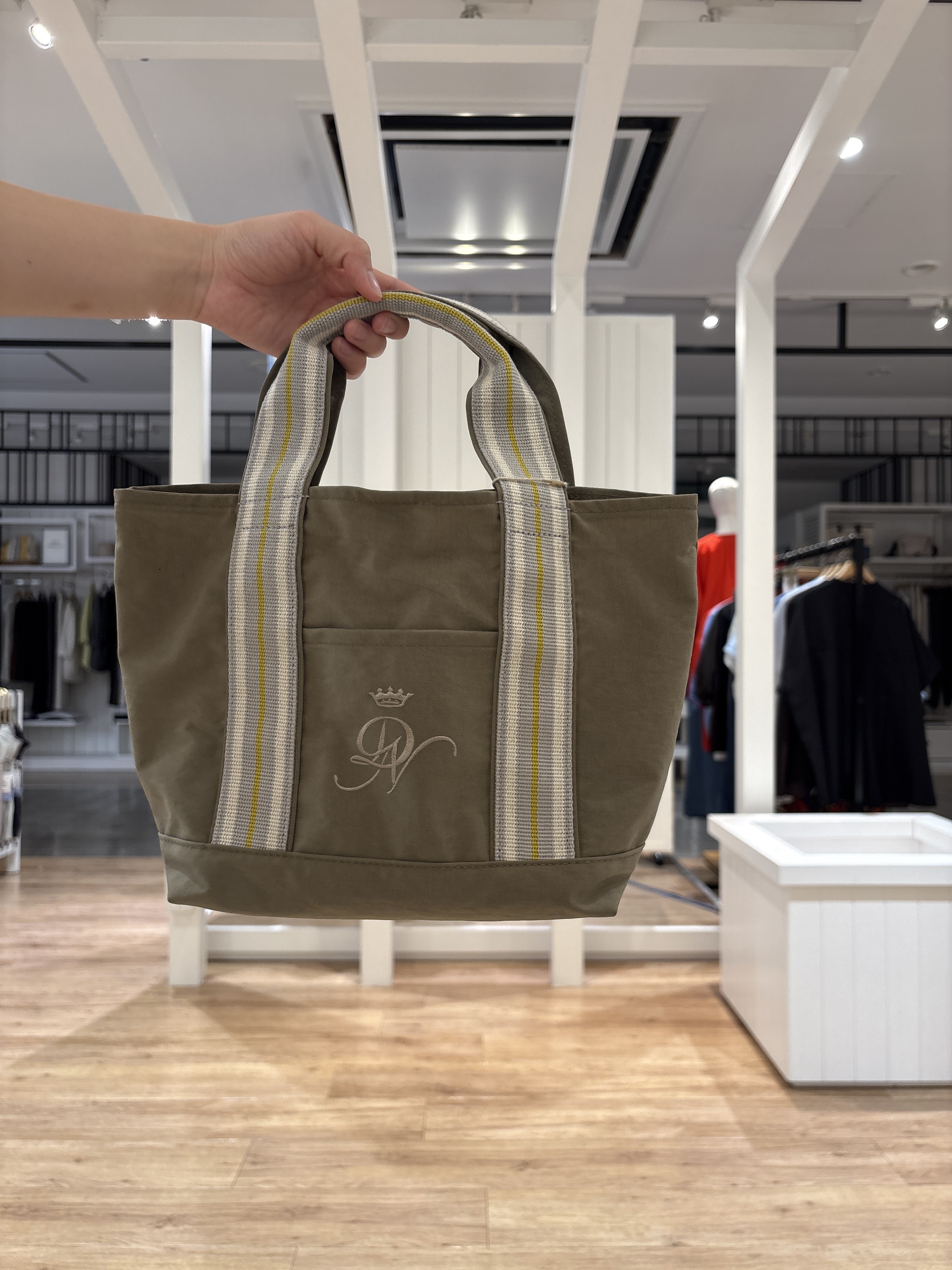 hinakoさんの「Dessin｜バンドカラーフロントフリルブラウス」を使ったコーディネート