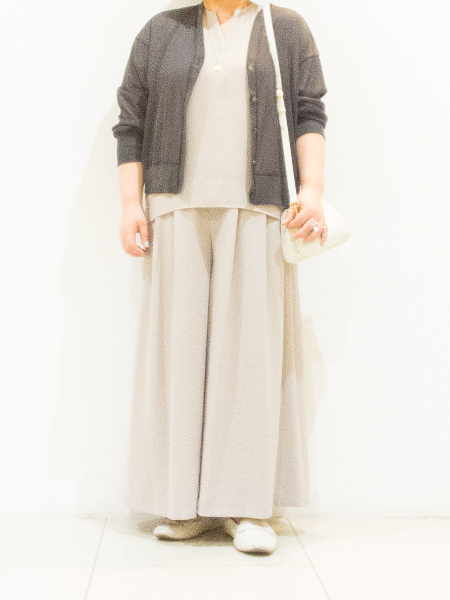 takedaさんの「UNTITLED｜【UV/接触冷感/セットアップ可】リラクシーキーVネックブラウス」を使ったコーディネート