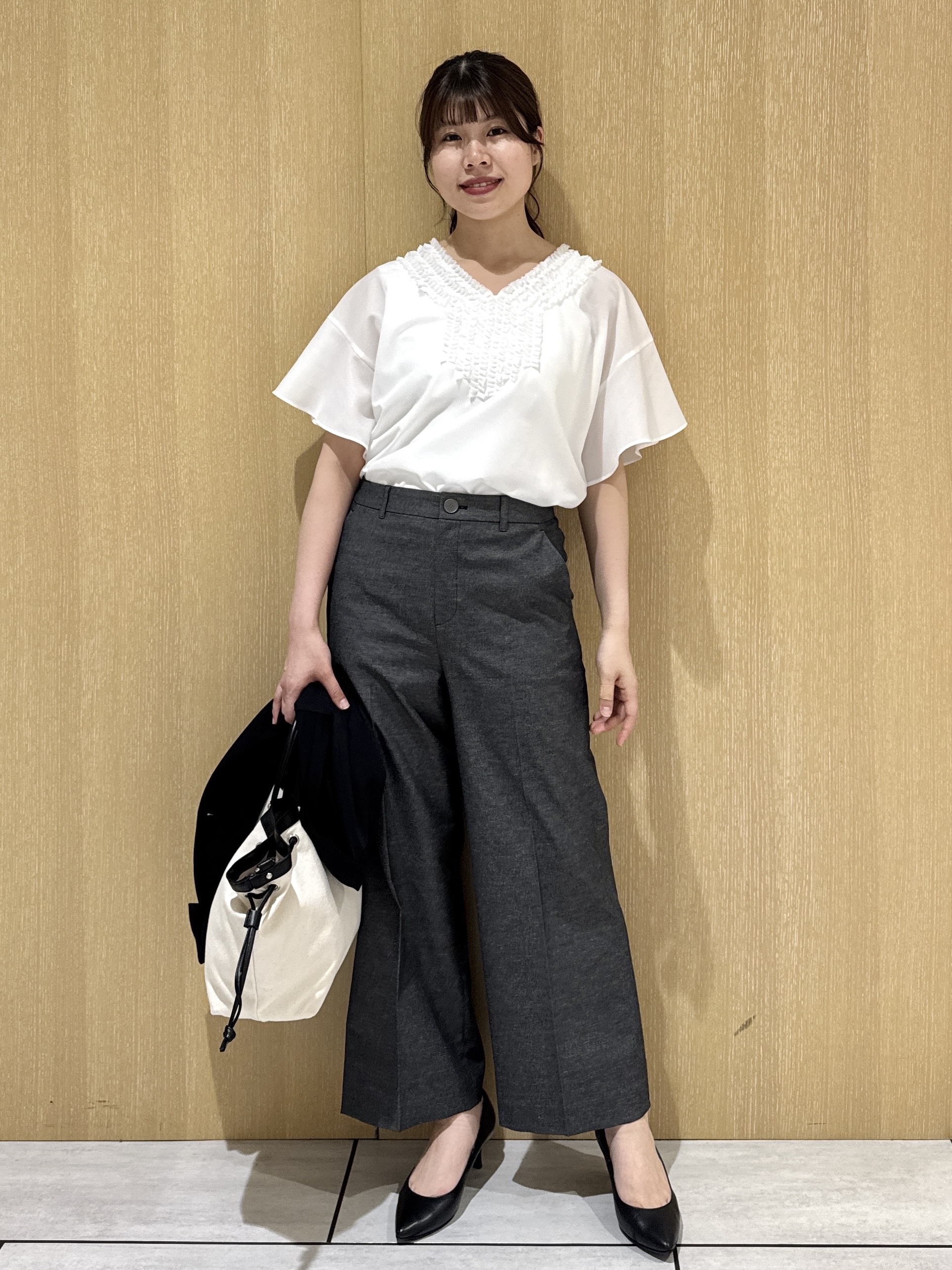 nanaさんの「UNTITLED｜【接触冷感/通気性/洗える】Vネックフリルブラウス」を使ったコーディネート