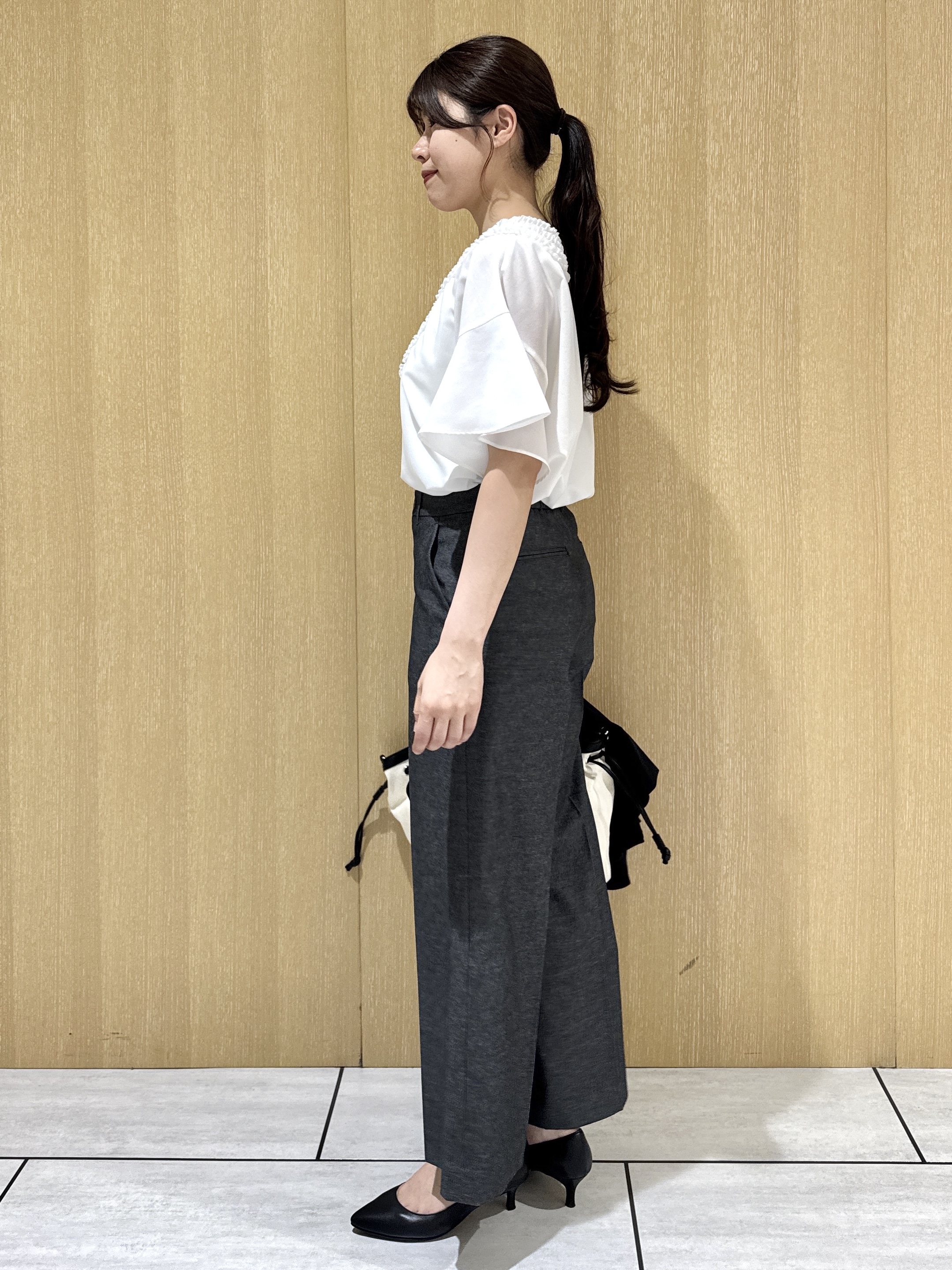 nanaさんの「UNTITLED｜【接触冷感/通気性/洗える】Vネックフリルブラウス」を使ったコーディネート
