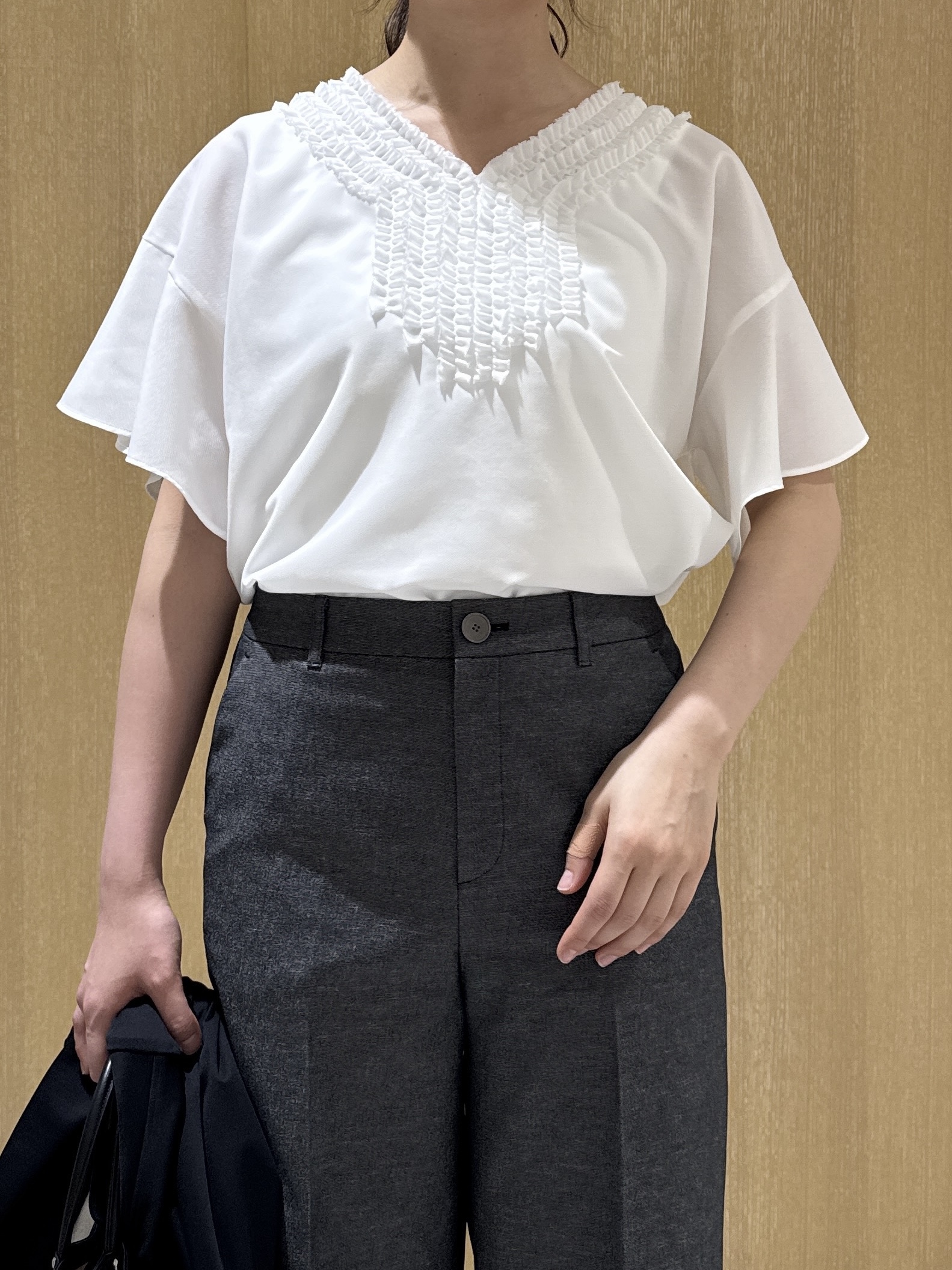 nanaさんの「UNTITLED｜【接触冷感/通気性/洗える】Vネックフリルブラウス」を使ったコーディネート