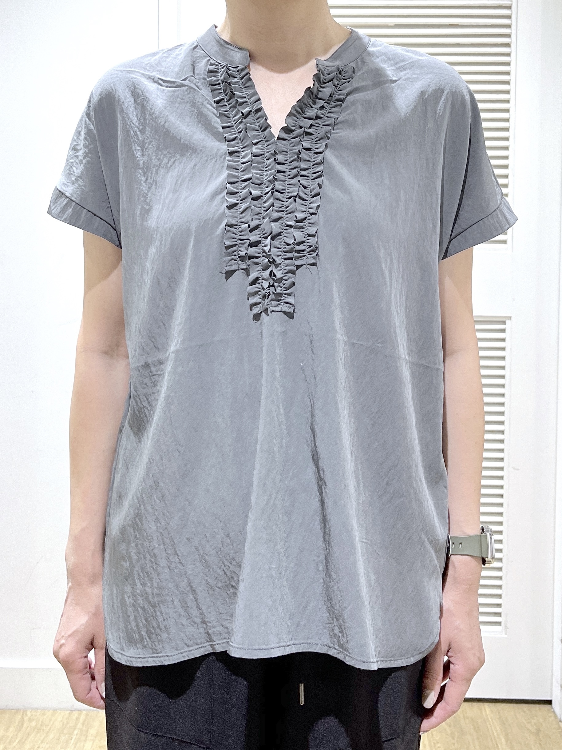 Miyazakiさんの「Dessin｜バンドカラーフロントフリルブラウス」を使ったコーディネート
