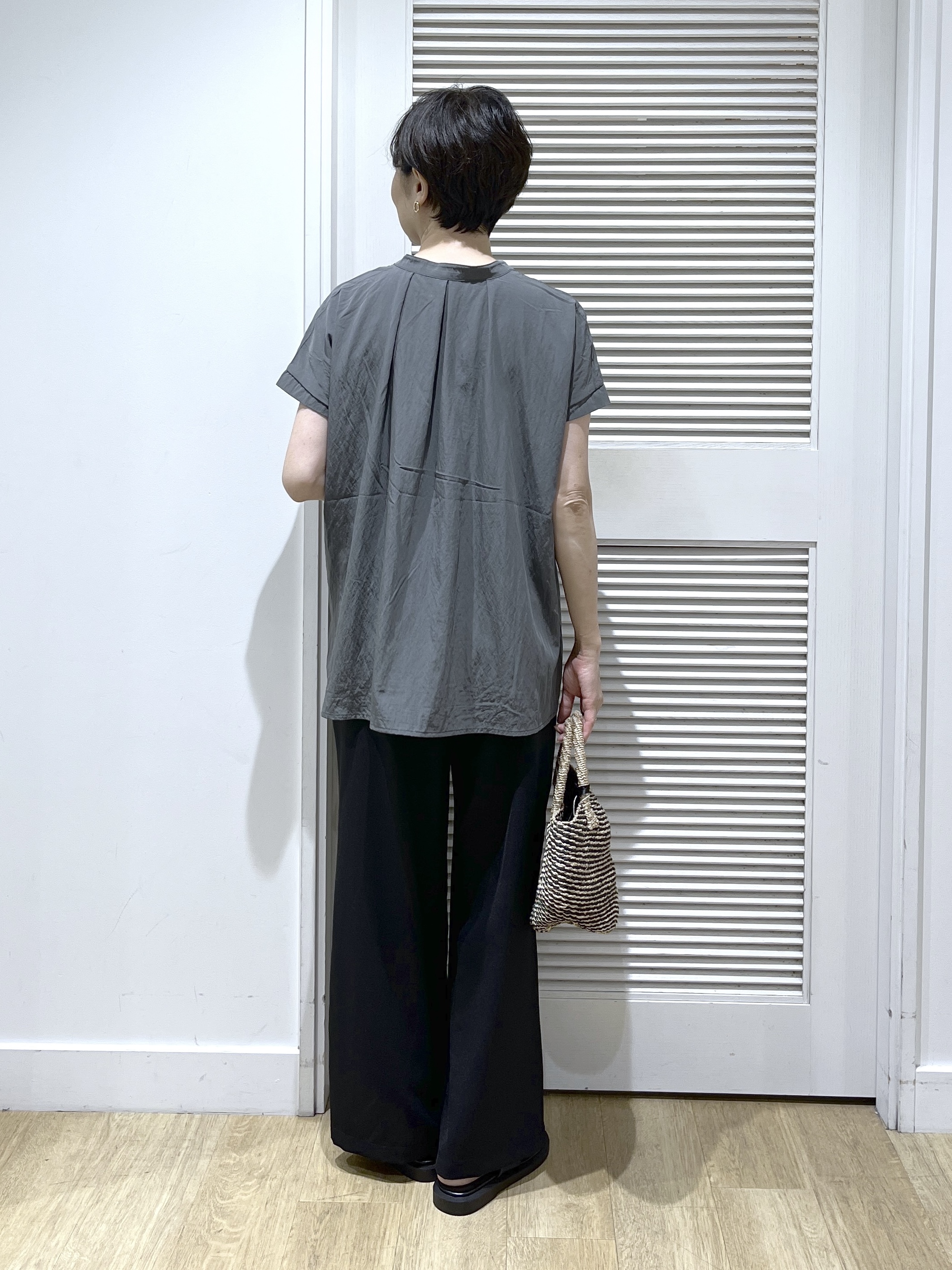 Miyazakiさんの「Dessin｜バンドカラーフロントフリルブラウス」を使ったコーディネート