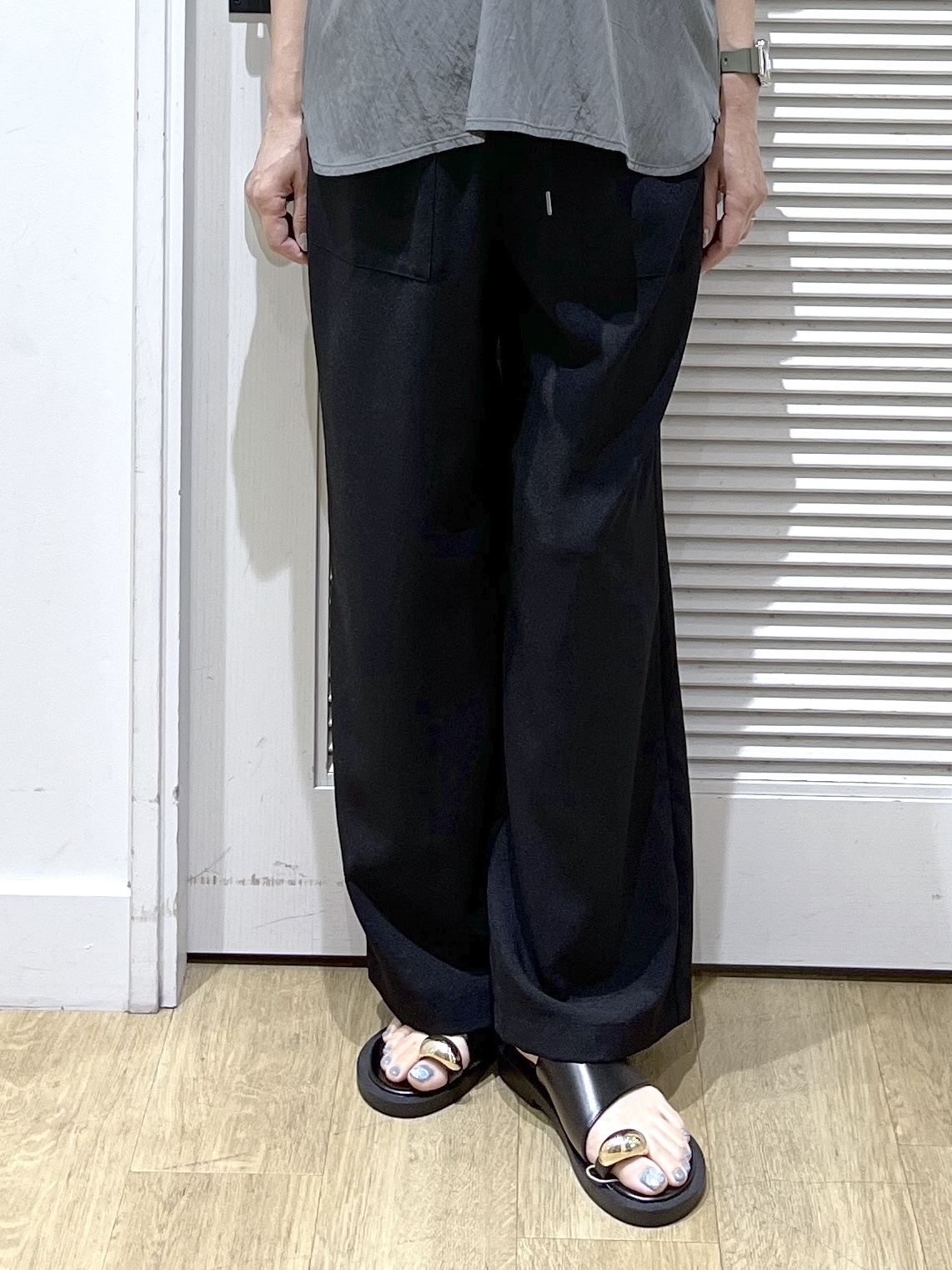 Miyazakiさんの「Dessin｜バンドカラーフロントフリルブラウス」を使ったコーディネート