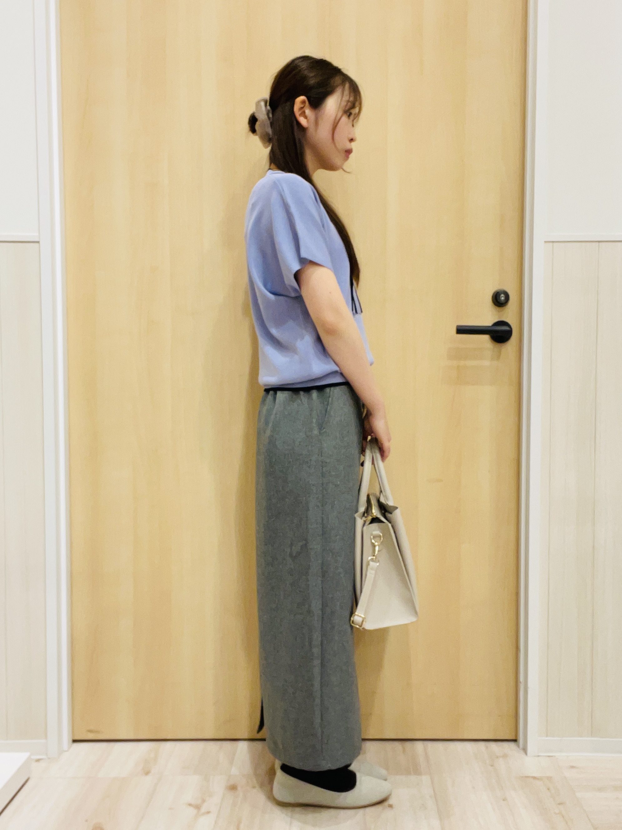 minamiさんの「SHOO･LA･RUE｜【高レビュー/毎日洗える/UV】二の腕も隠せる 配色ボウタイニット」を使ったコーディネート