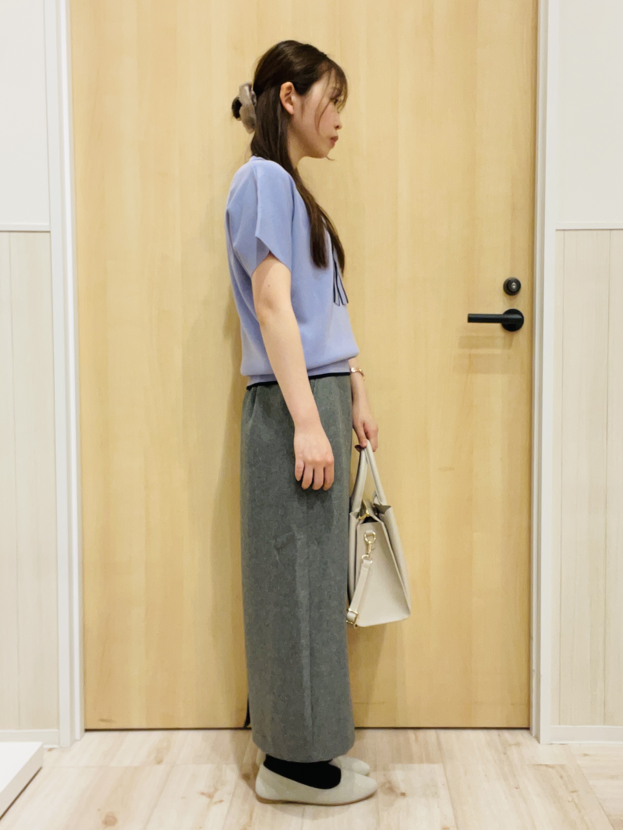 minamiさんの「SHOO･LA･RUE｜【高レビュー/毎日洗える/UV】二の腕も隠せる 配色ボウタイニット」を使ったコーディネート