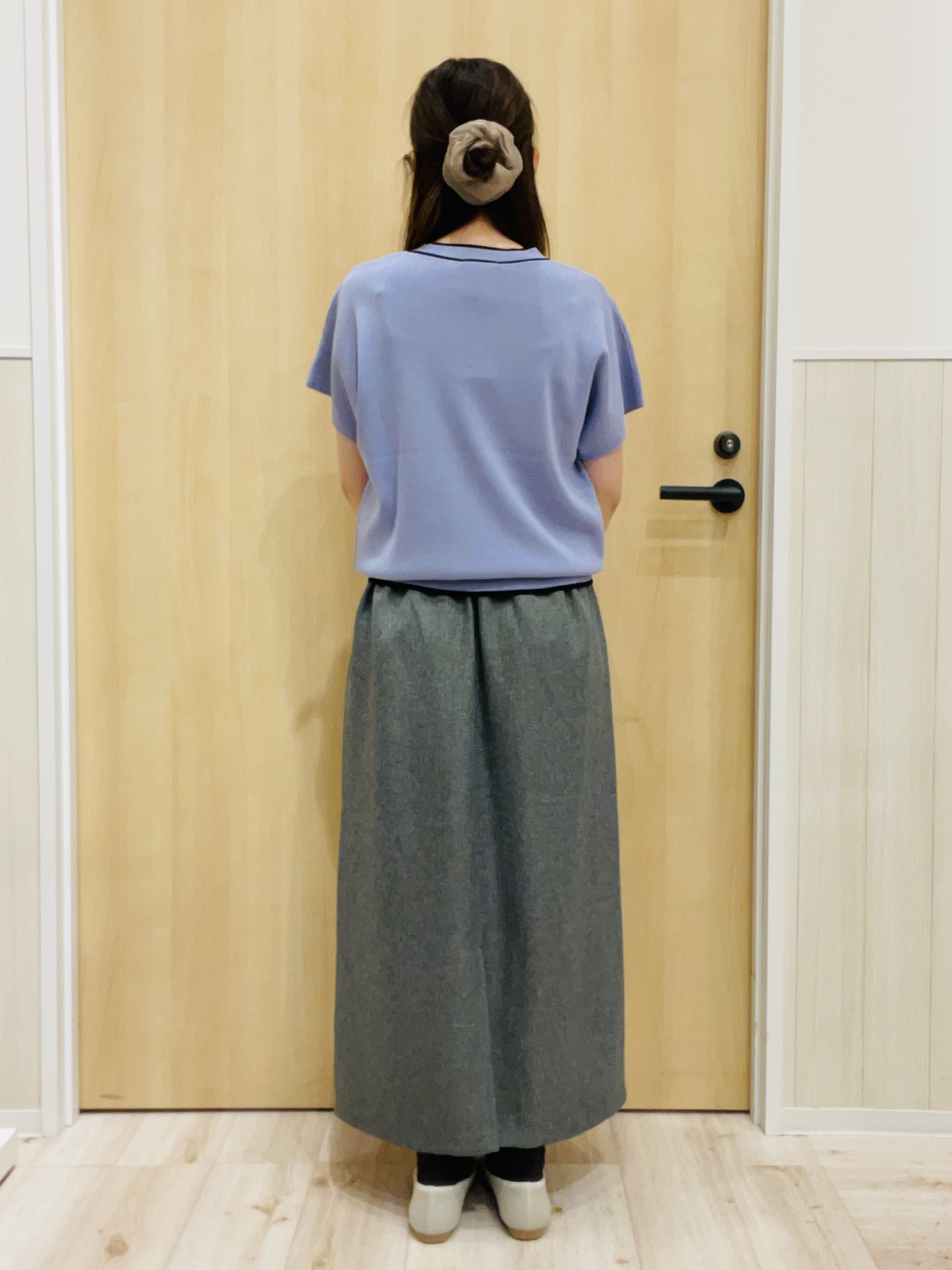 minamiさんの「SHOO･LA･RUE｜【高レビュー/毎日洗える/UV】二の腕も隠せる 配色ボウタイニット」を使ったコーディネート