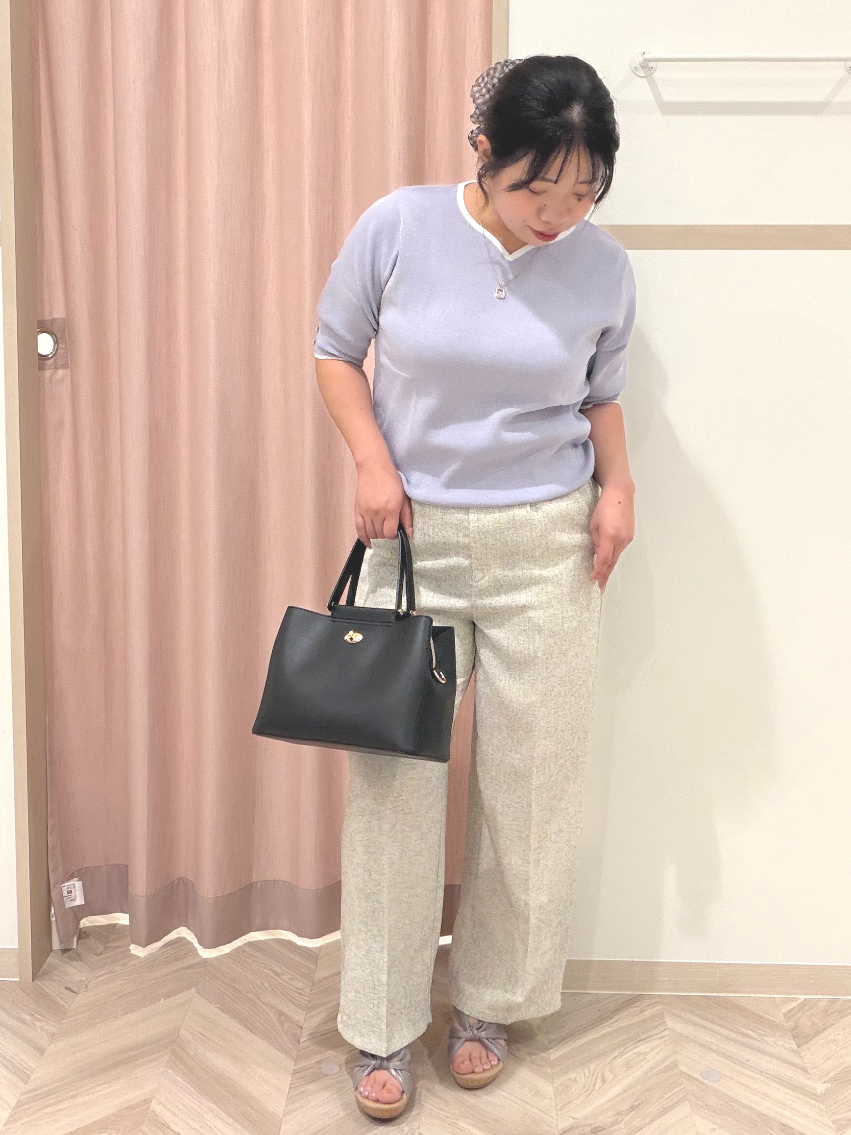 まちゃんなちゃんさんの「SHOO･LA･RUE｜【洗濯機可/UV/5分袖】ハートネックでお顔周りすっきり バイカラーニット」を使ったコーディネート