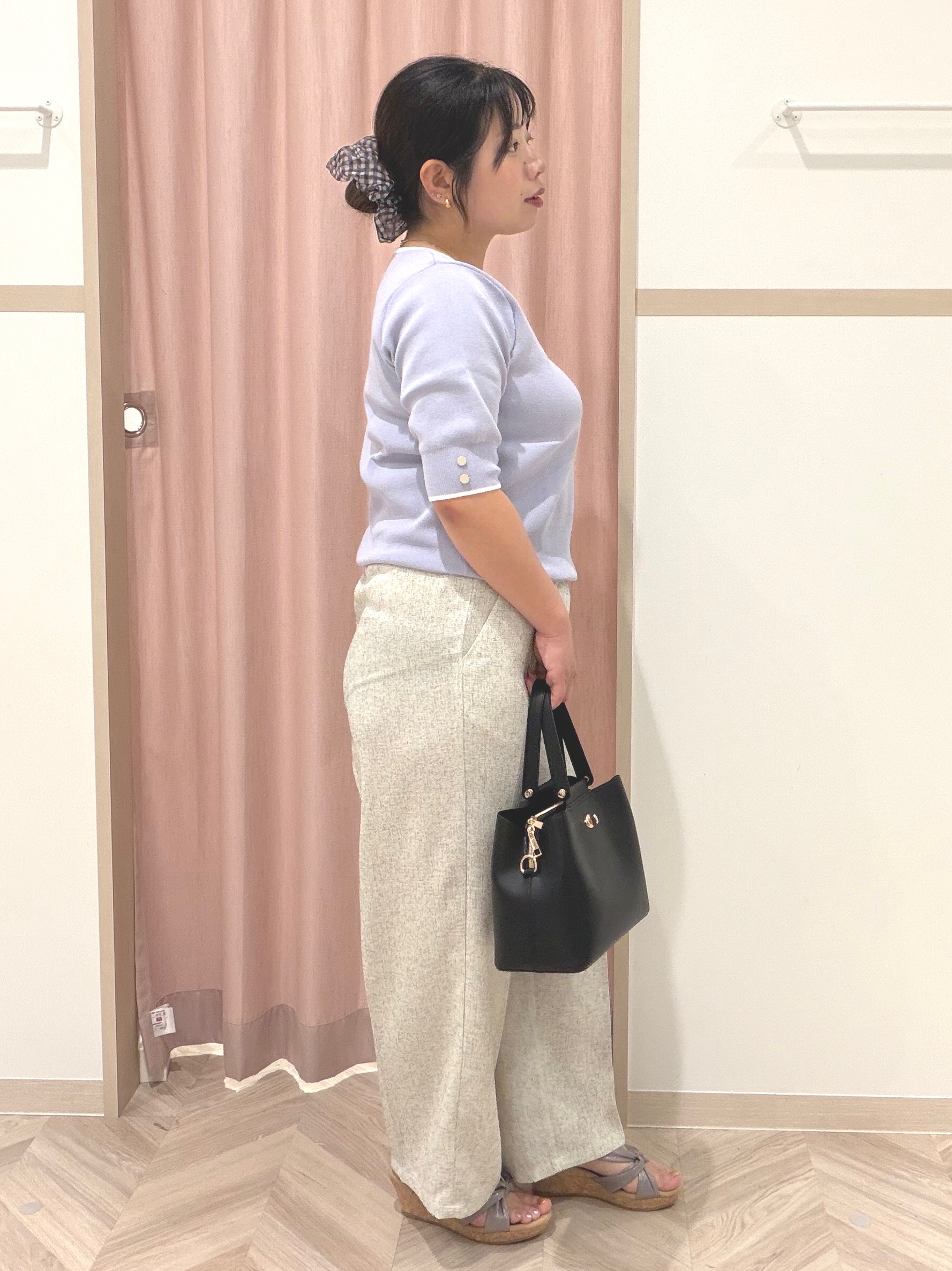 まちゃんなちゃんさんの「SHOO･LA･RUE｜【洗濯機可/UV/5分袖】ハートネックでお顔周りすっきり バイカラーニット」を使ったコーディネート