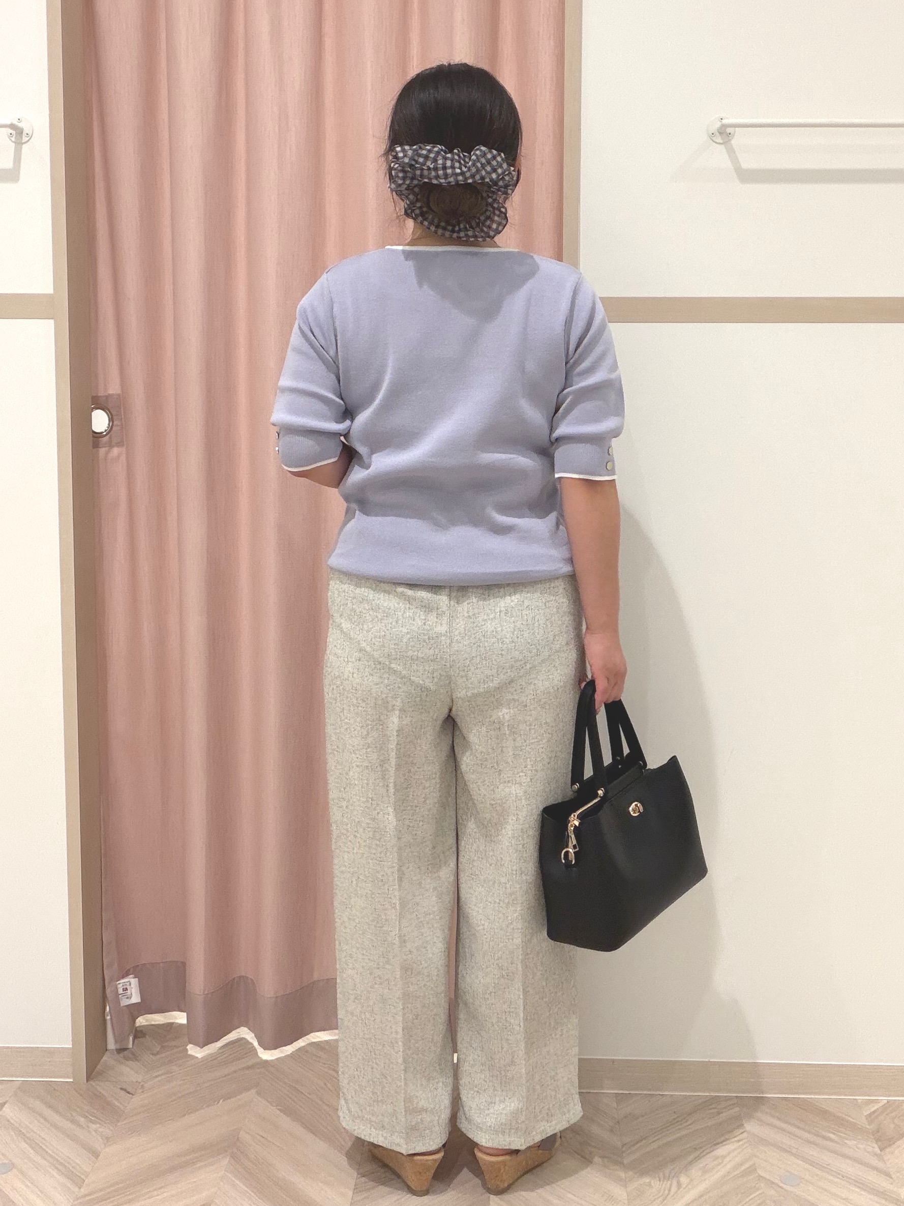 まちゃんなちゃんさんの「SHOO･LA･RUE｜【洗濯機可/UV/5分袖】ハートネックでお顔周りすっきり バイカラーニット」を使ったコーディネート
