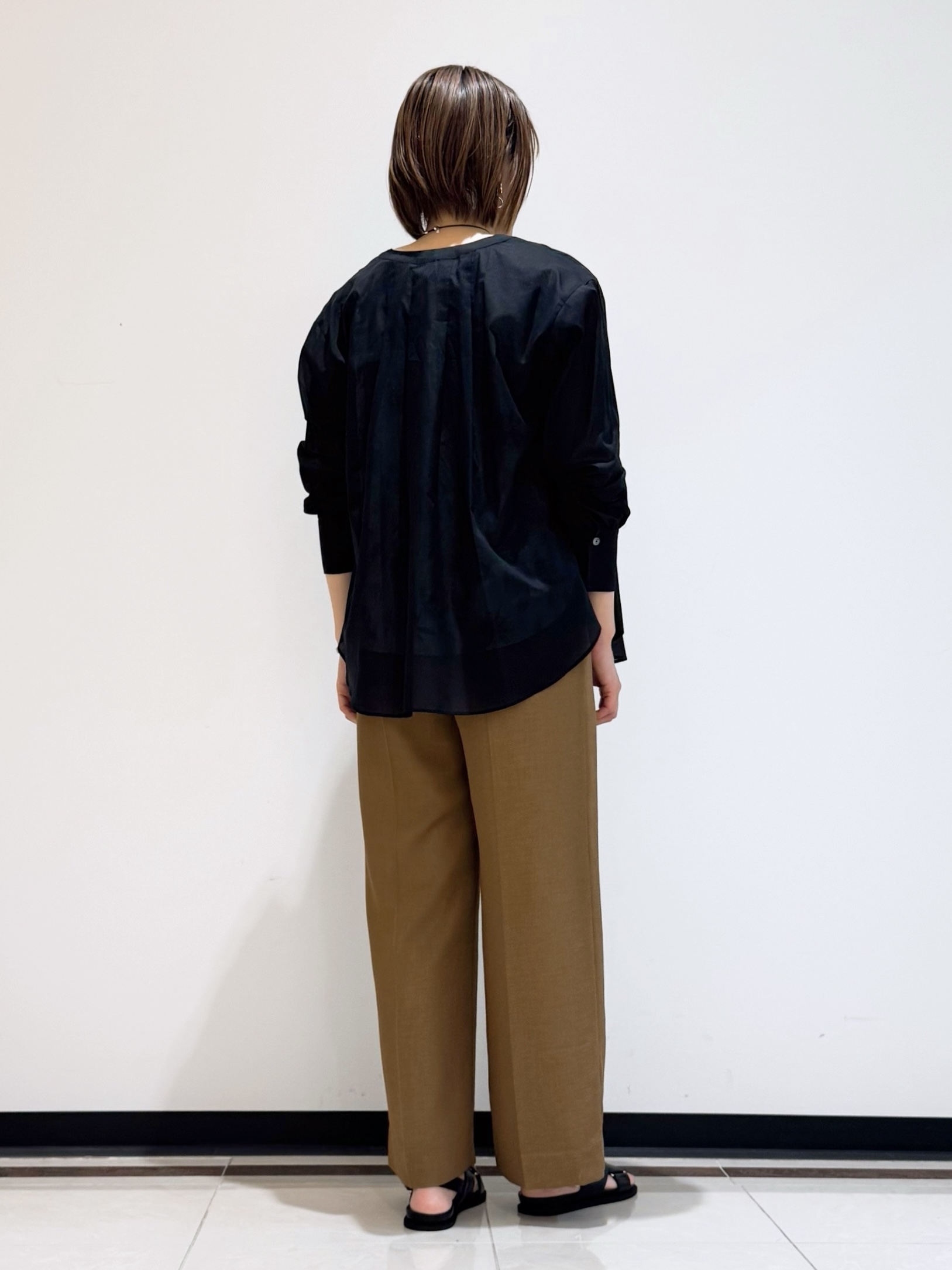 mikaさんの「INDIVI｜【洗える／軽やか】無地＆ストライプ柄 切替タックブラウス」を使ったコーディネート